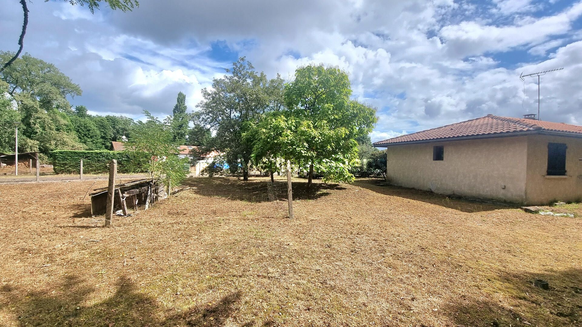 Maison composée de 3 chambres, terrain 1266 m²