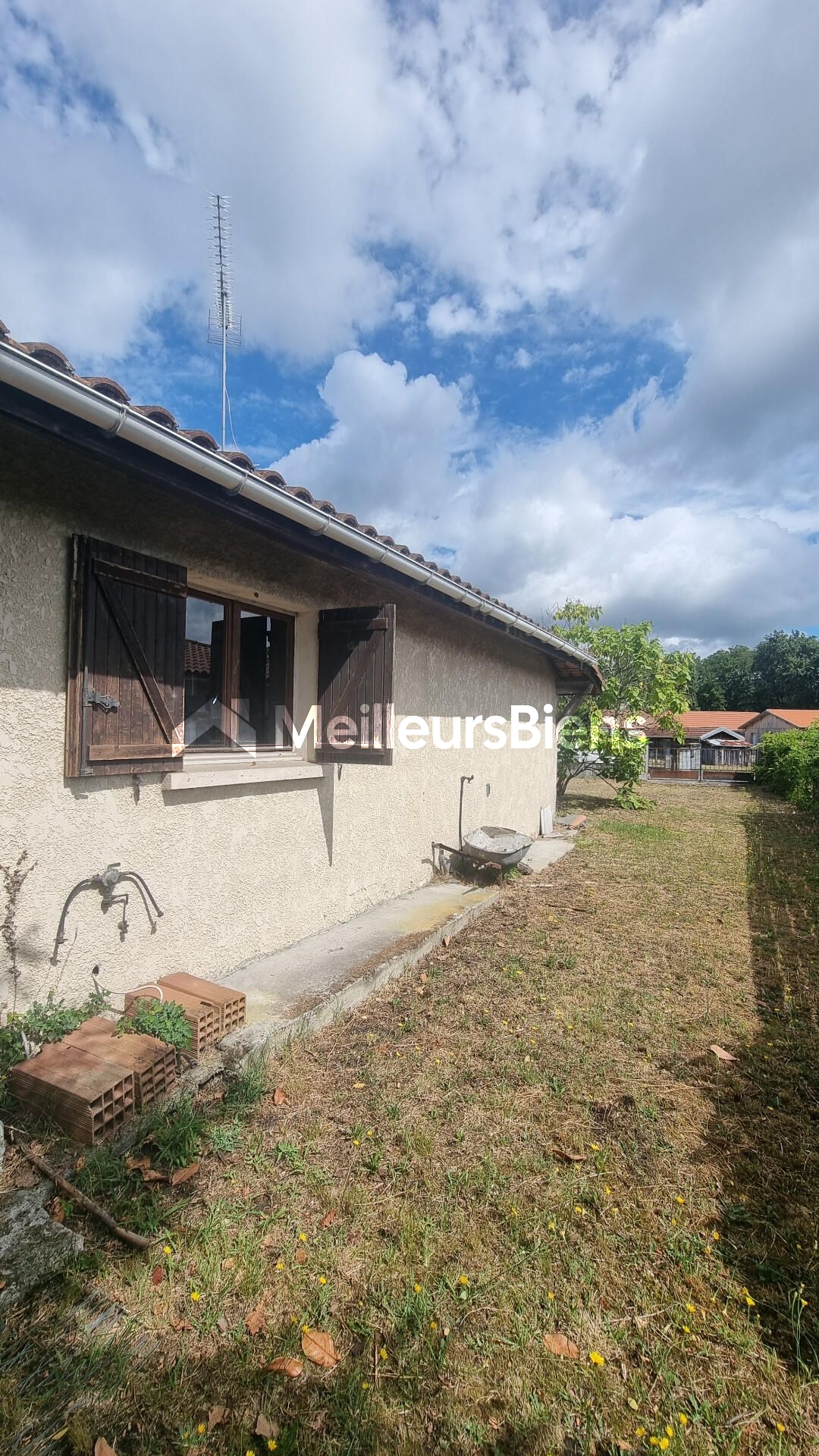 Maison composée de 3 chambres, terrain 1266 m²