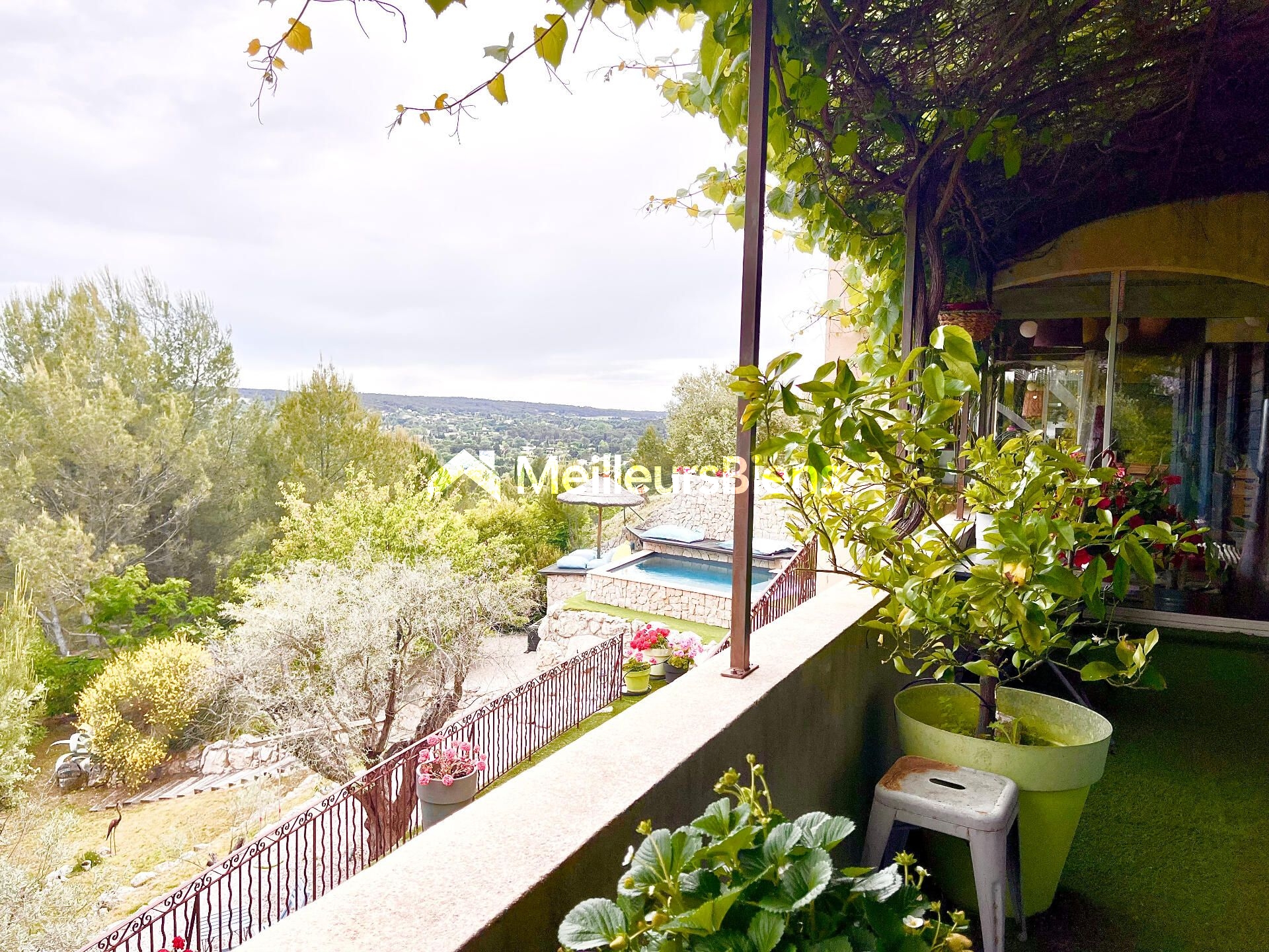 Vaste et belle demeure de 7 chambres et studios à la vue et au confort exceptionnel avec ascenseur et piscine