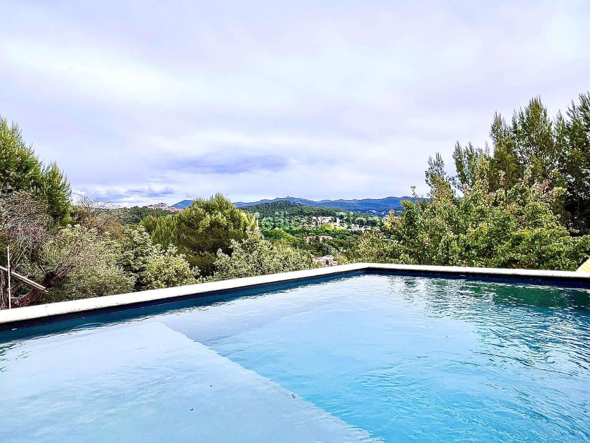 Vaste et belle demeure de 7 chambres et studios à la vue et au confort exceptionnel avec ascenseur et piscine