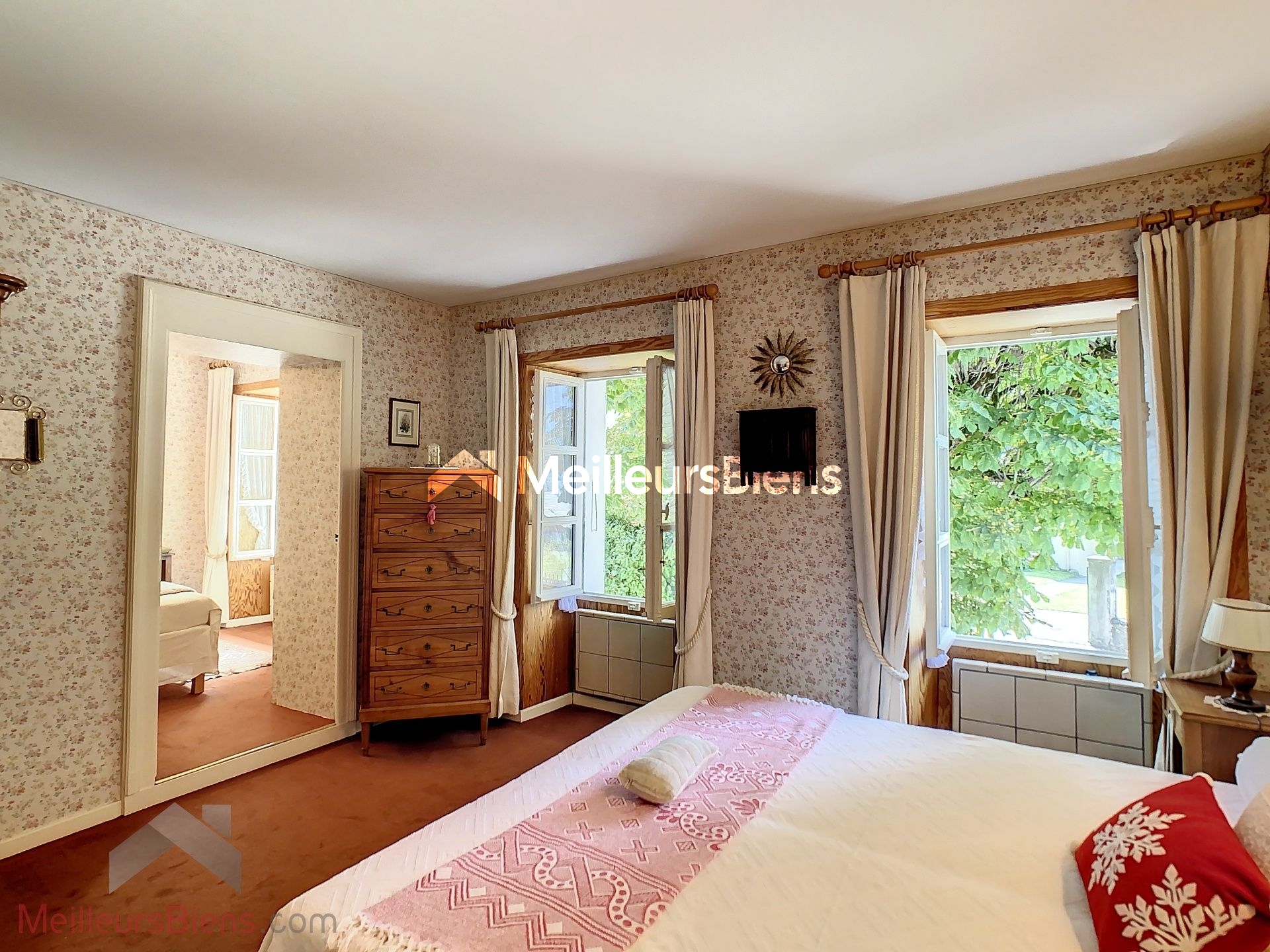 Chambre avec armoire ancienne