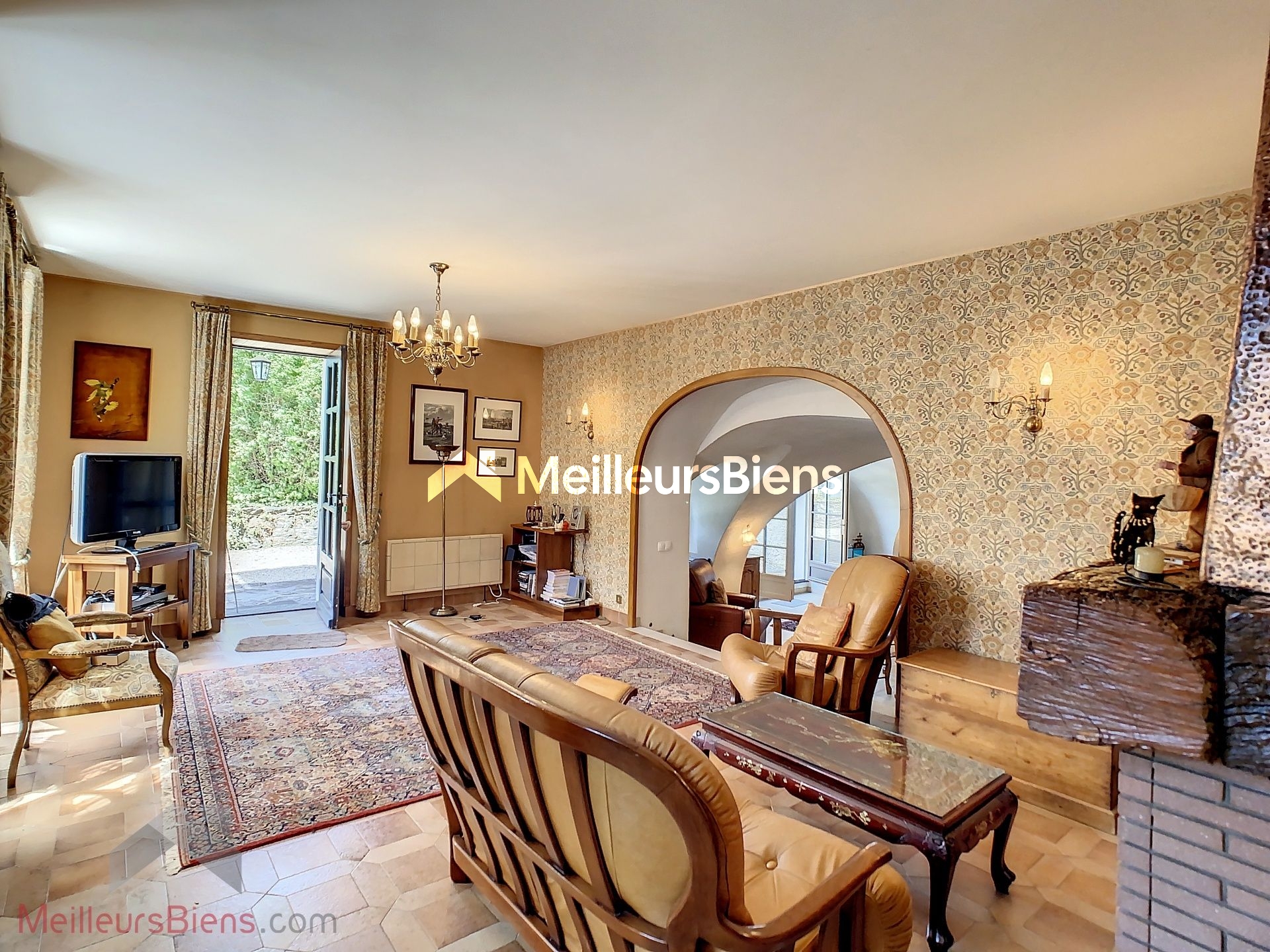 Séjour avec cheminée en pierre — Saint-Martin-sur-La-Chambre