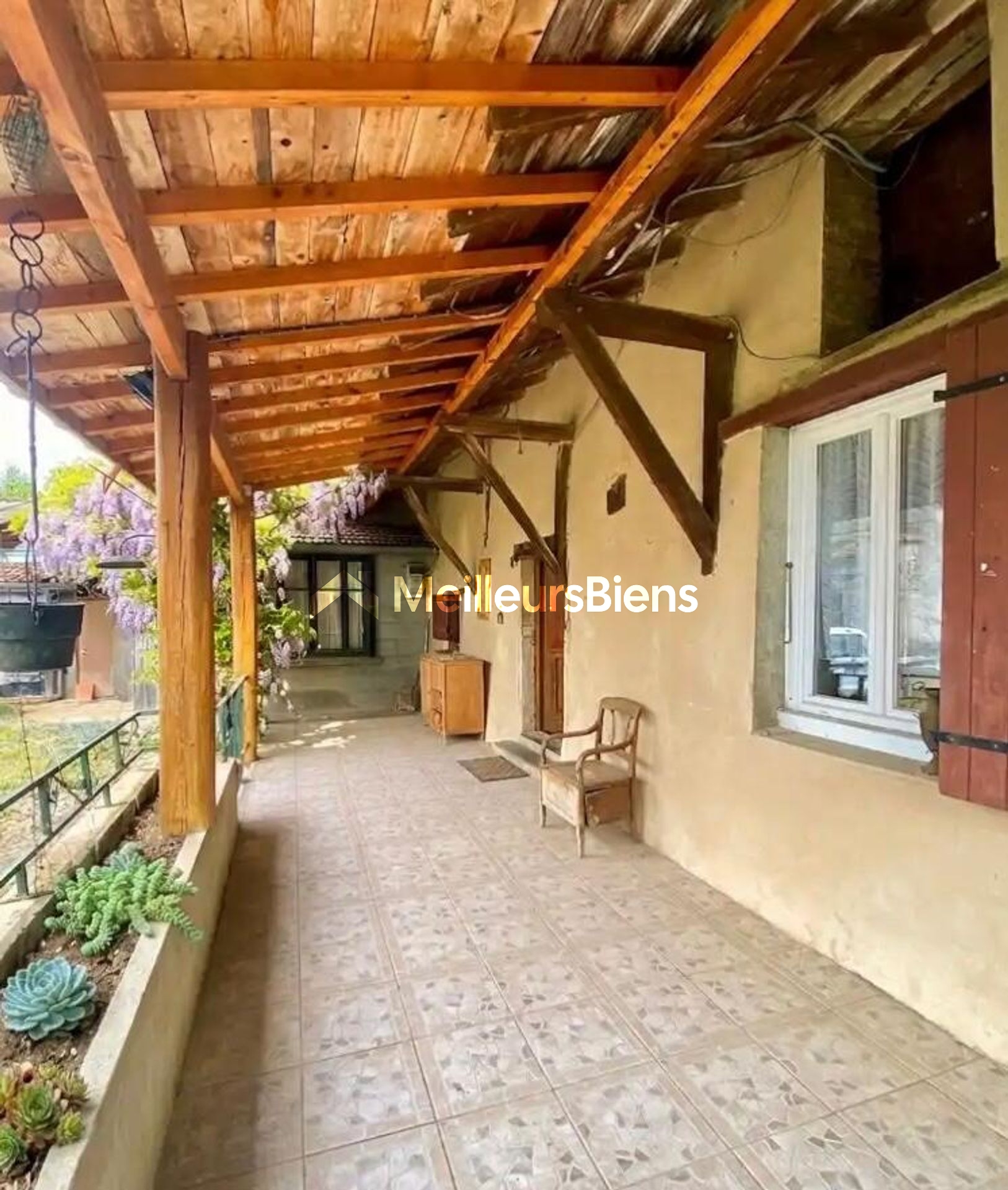 Ancien corps de ferme à fort potentiel sur 1 545 m² à Baneins