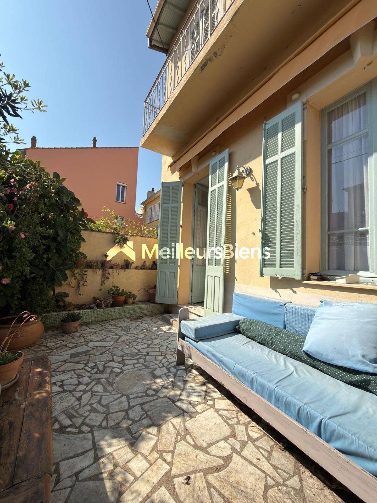 Cannes : Rez de jardin 48 m2, charme, calme avec terrasse dans petite maison ancienne