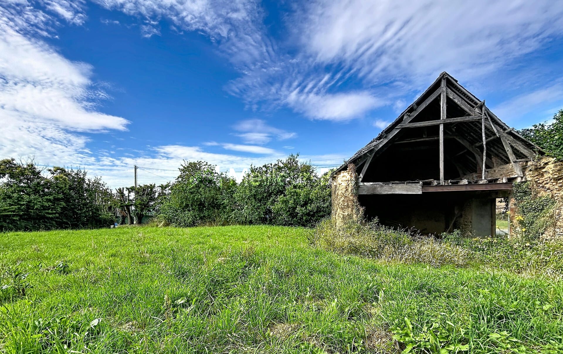Terrain constructible 1230 m² à Lieuron, bâti en dur