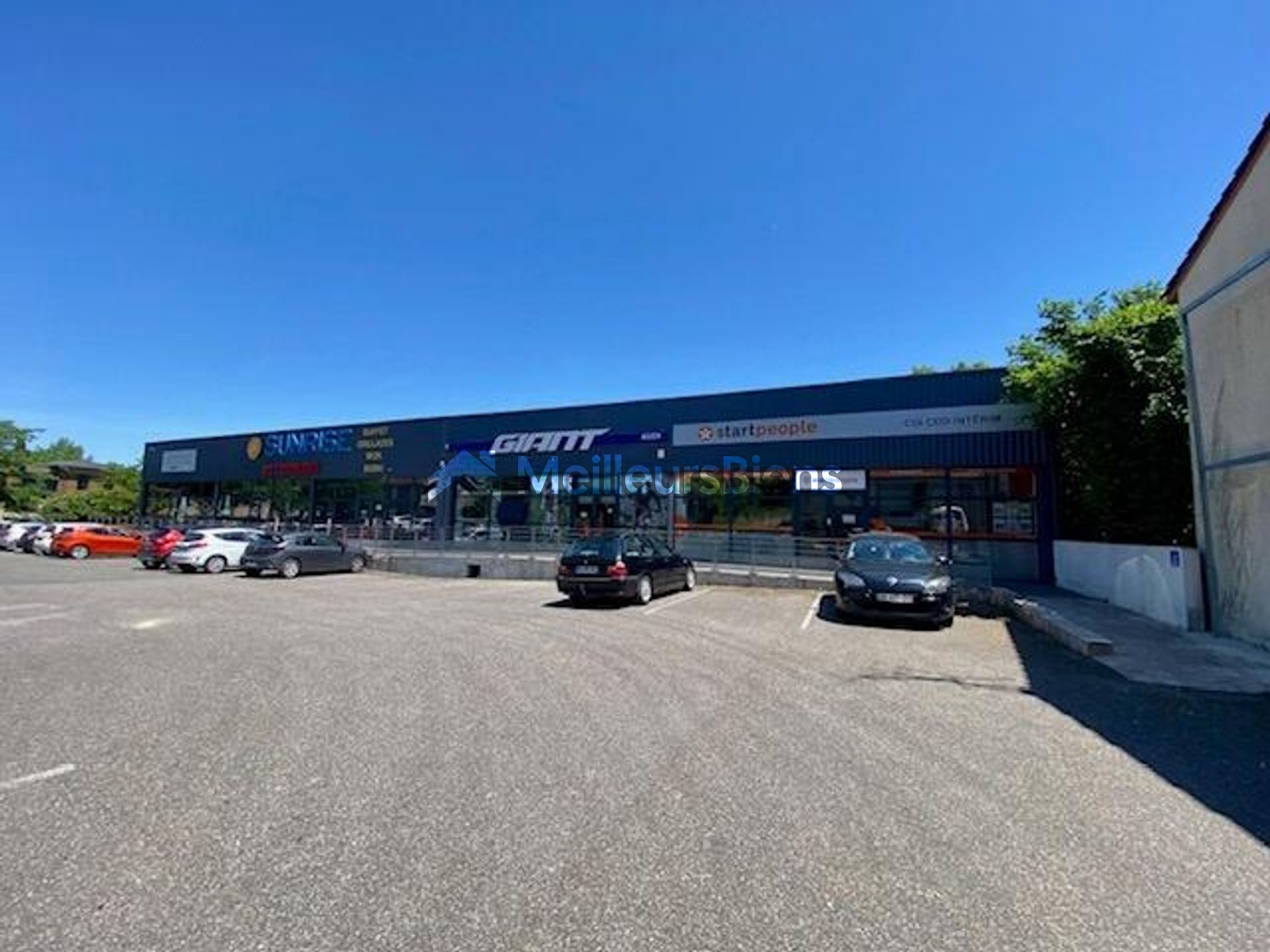 Auch  - Local commercial 300m2 avec parking, vitrine et accès handicapé