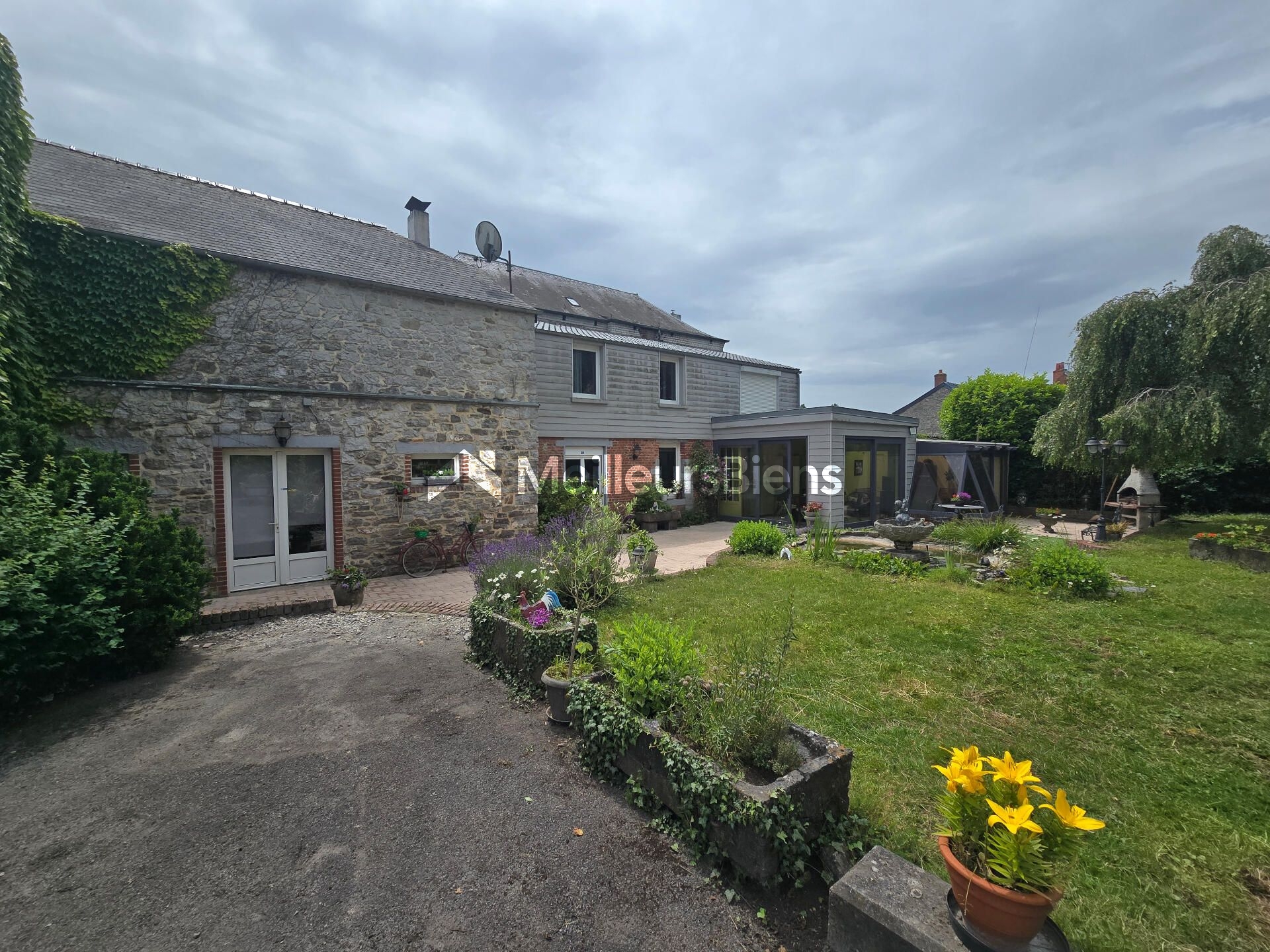 Maison 7 pièces de 287 m² à Étrœungt avec terrain de 2600 m²  ( ou plus  2 ha et des dépendances pour 700 m²)