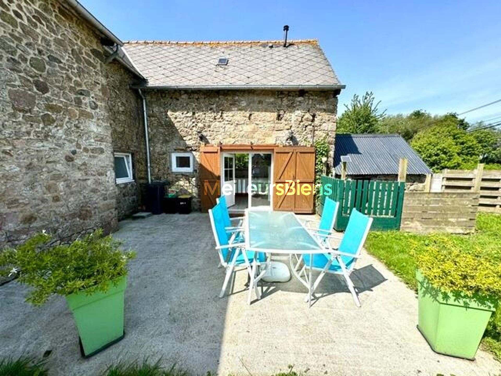 Maison en pierres + appartement/gîte + hangar + dépendances