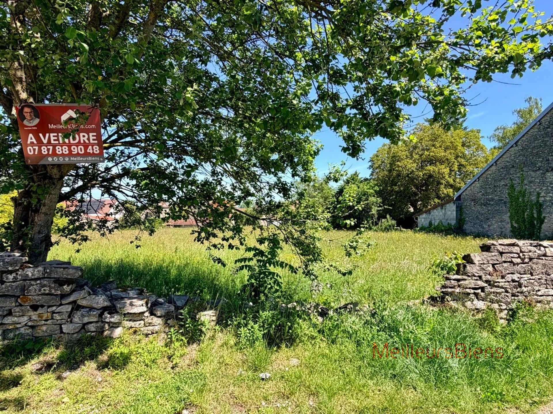 Terrain constructible de 3170 m² à Vevy, accès route de Publy