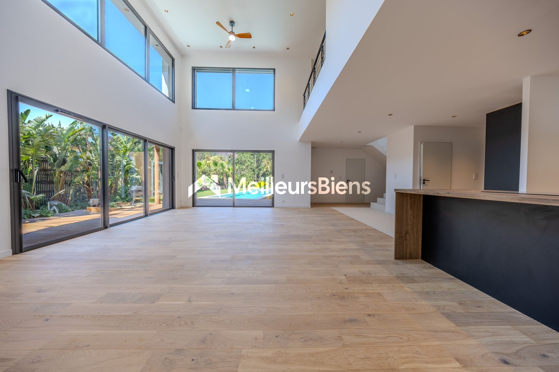 Maison 5 pièces de 178 m² à Roquebrune-sur-Argens avec piscine