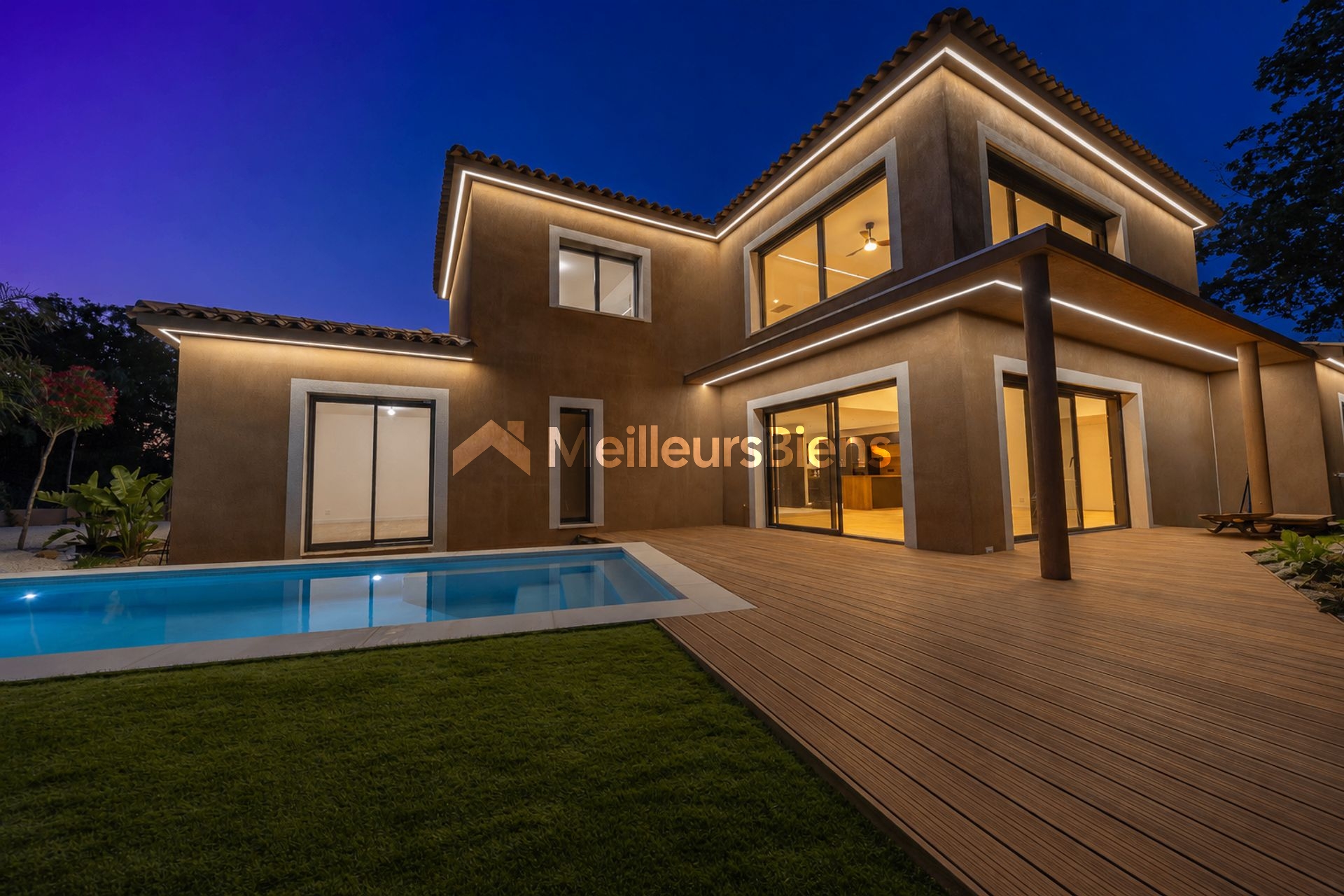 Maison 5 pièces de 178 m² à Roquebrune-sur-Argens avec piscine
