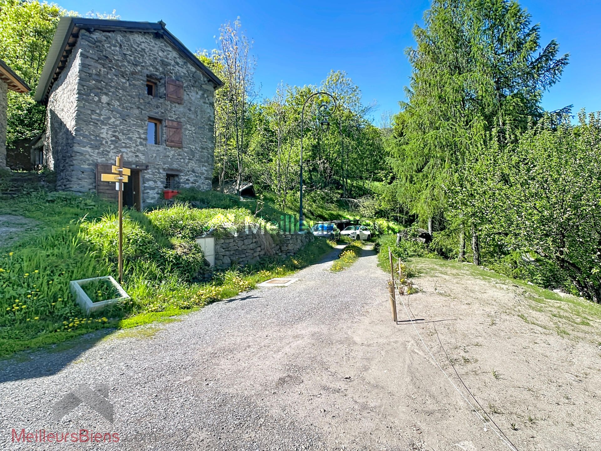 Vue extérieure de la maison en pierre — Valmeinier