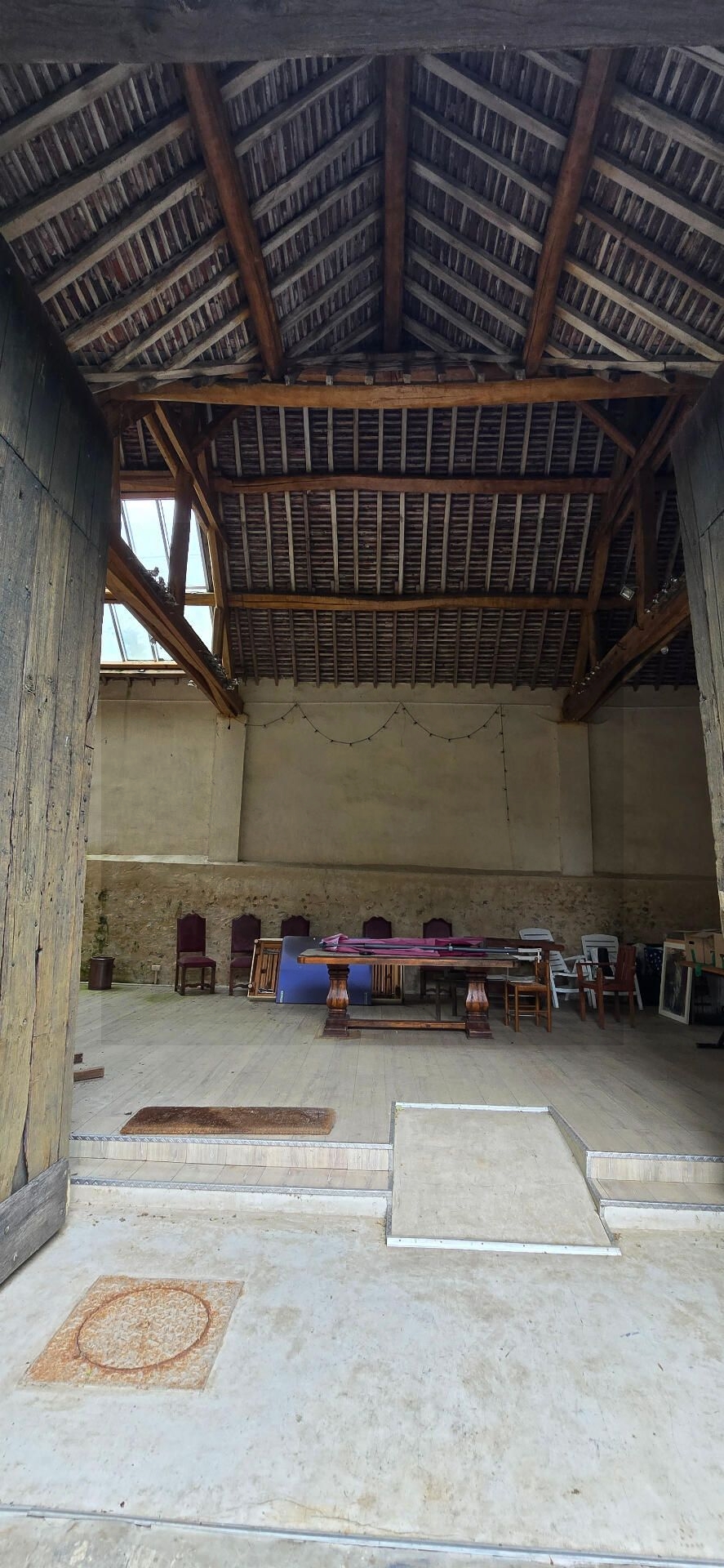 Grange sur Terrain clos de 1958 m² - Idéal pour projet de réception