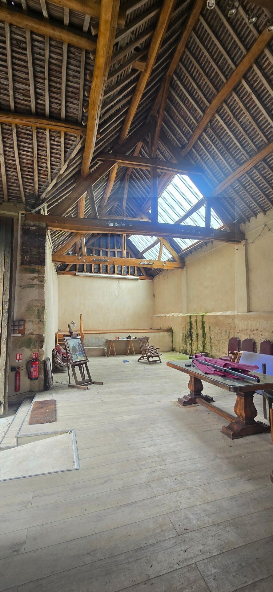 Grange sur Terrain clos de 1958 m² - Idéal pour projet de réception