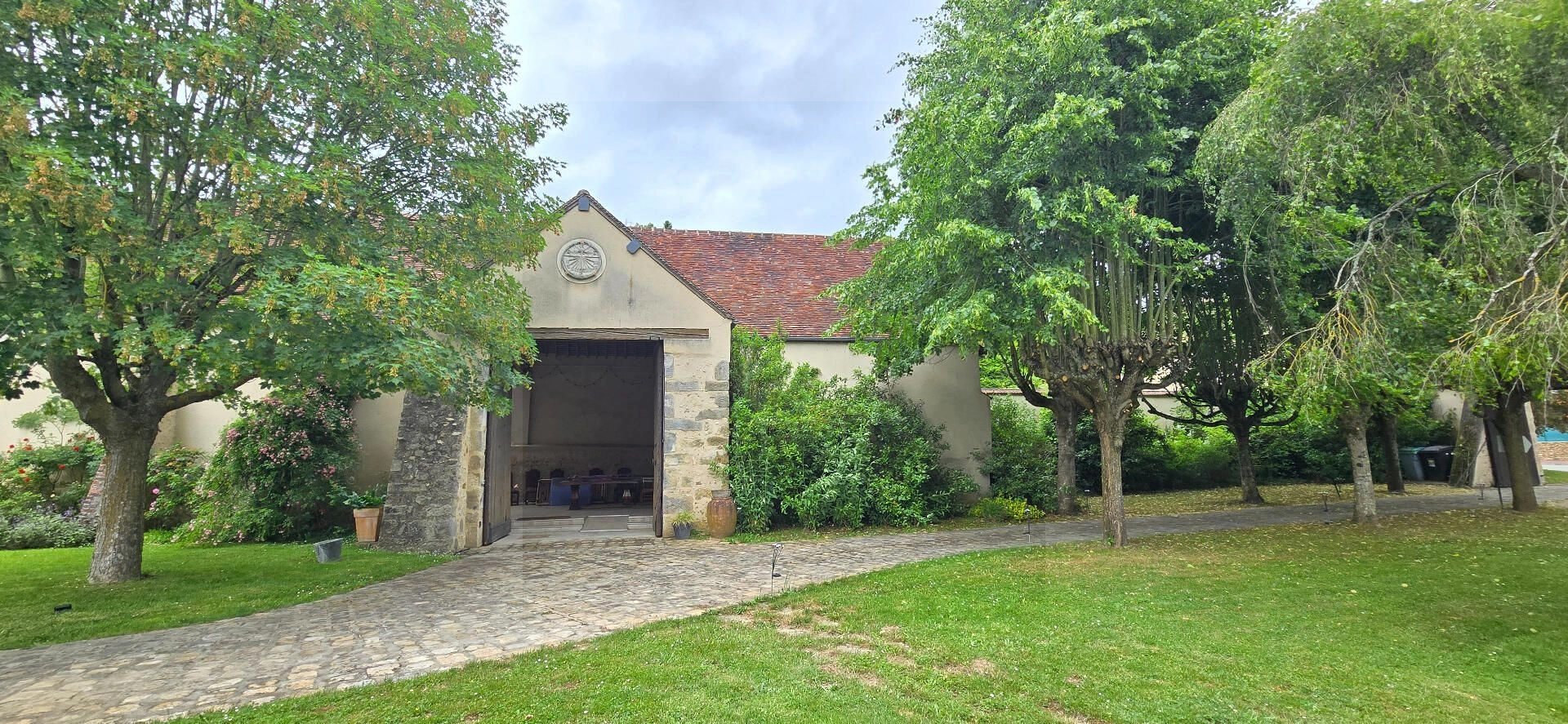 Grange sur Terrain clos de 1958 m² - Idéal pour projet de réception