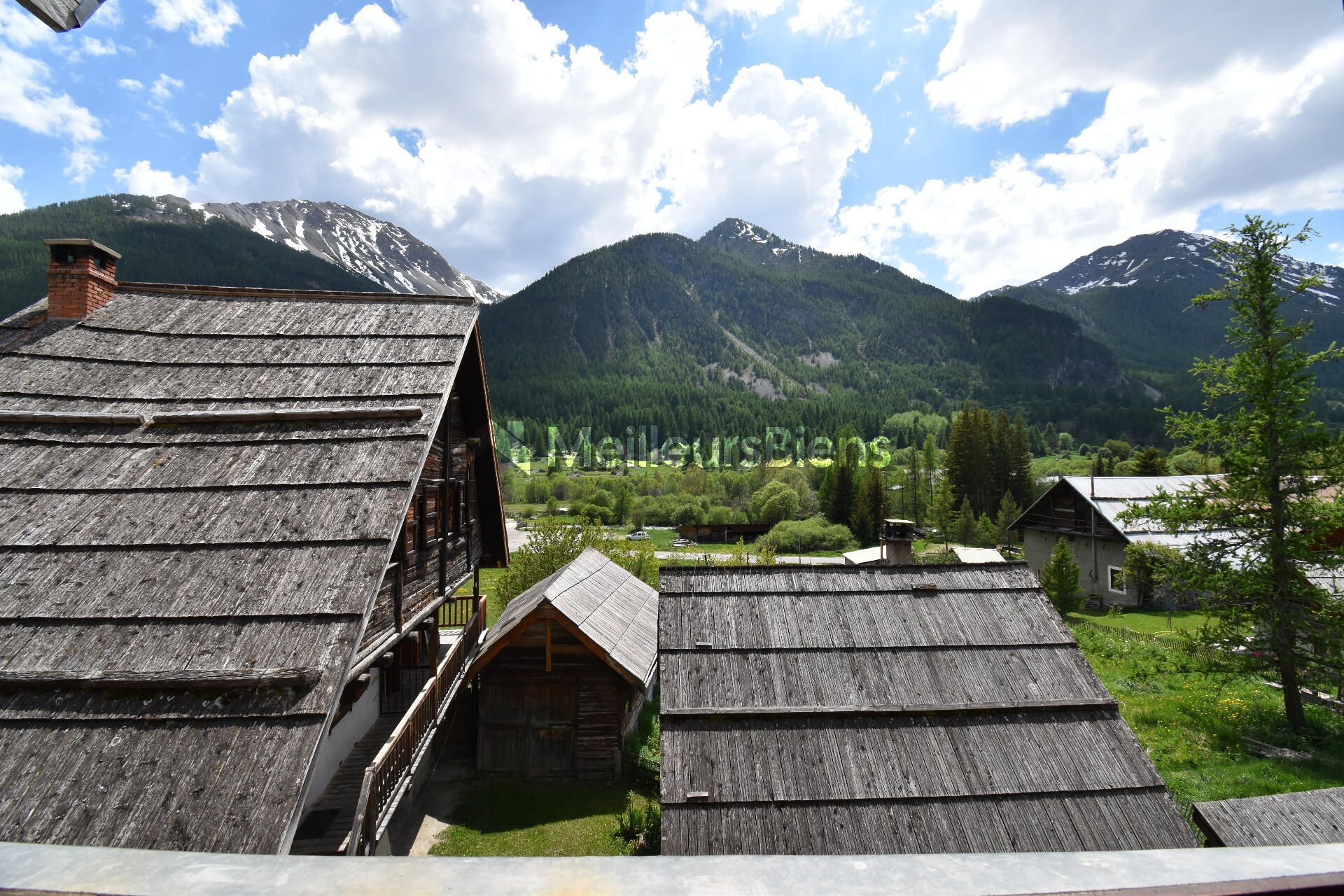 Maison de village, mitoyenne, à Névache, 140 m², 4 chambres, petit jardin, cave voûtée et cheminée