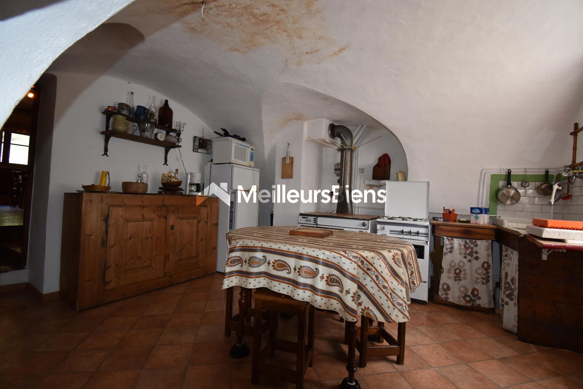 Maison de village, mitoyenne, à Névache, 140 m², 4 chambres, petit jardin, cave voûtée et cheminée