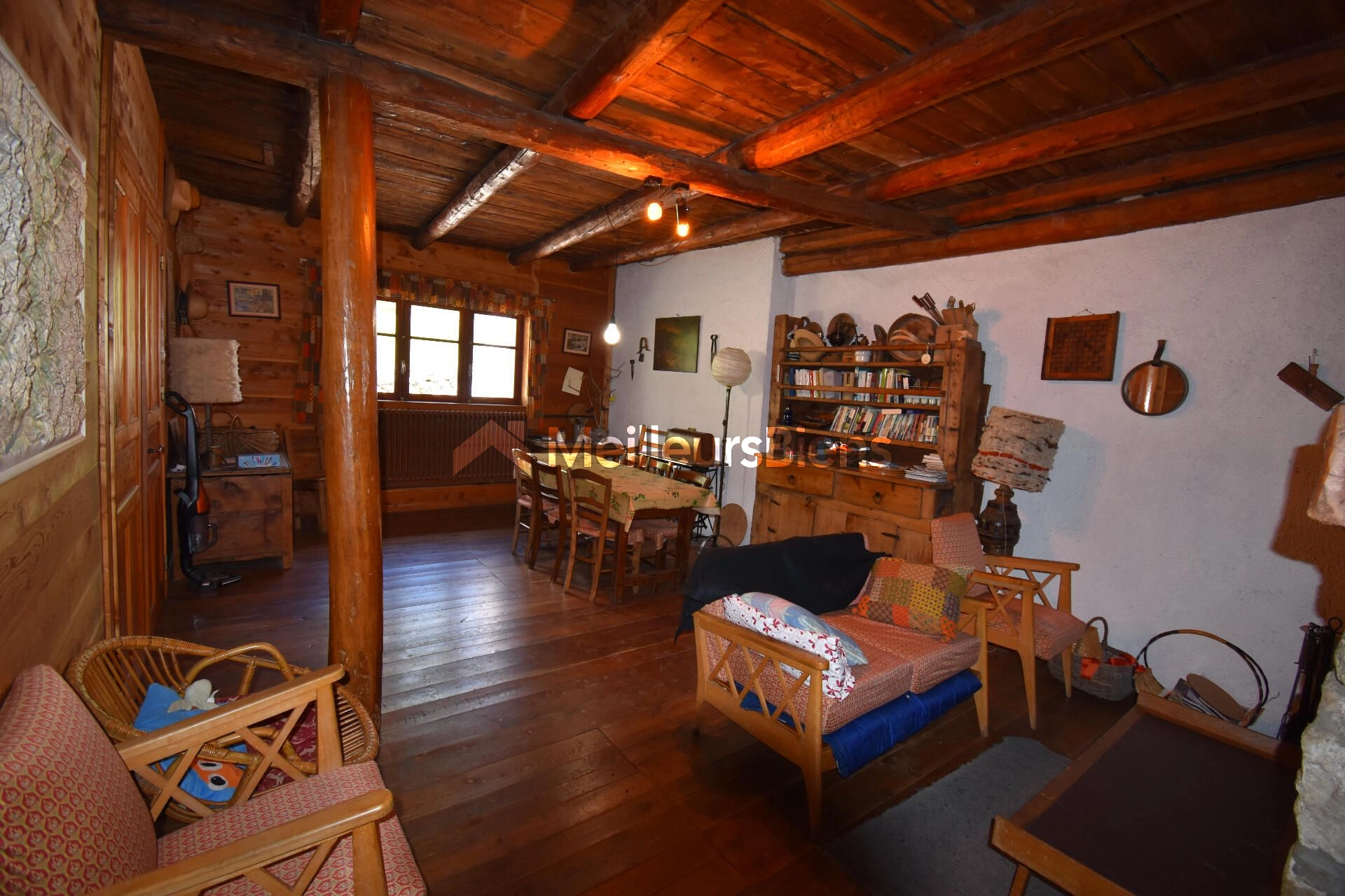 Maison de village, mitoyenne, à Névache, 140 m², 4 chambres, petit jardin, cave voûtée et cheminée
