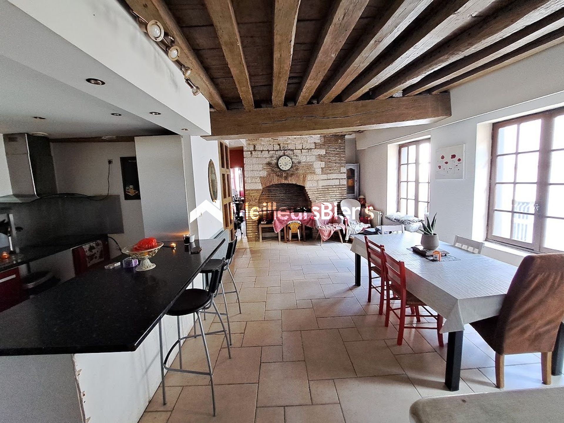 Triplex d'habitation avec grande terrasse, divisible en lots distincts.
