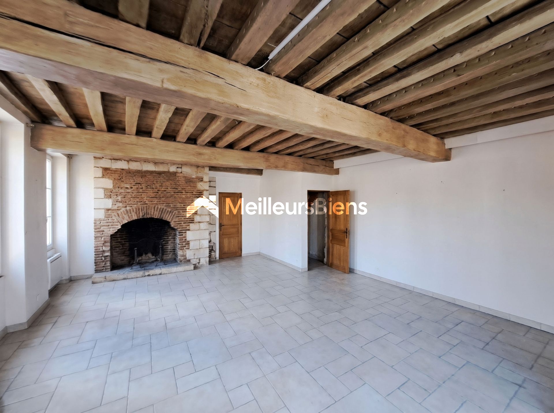 Triplex d'habitation avec grande terrasse, divisible en lots distincts.
