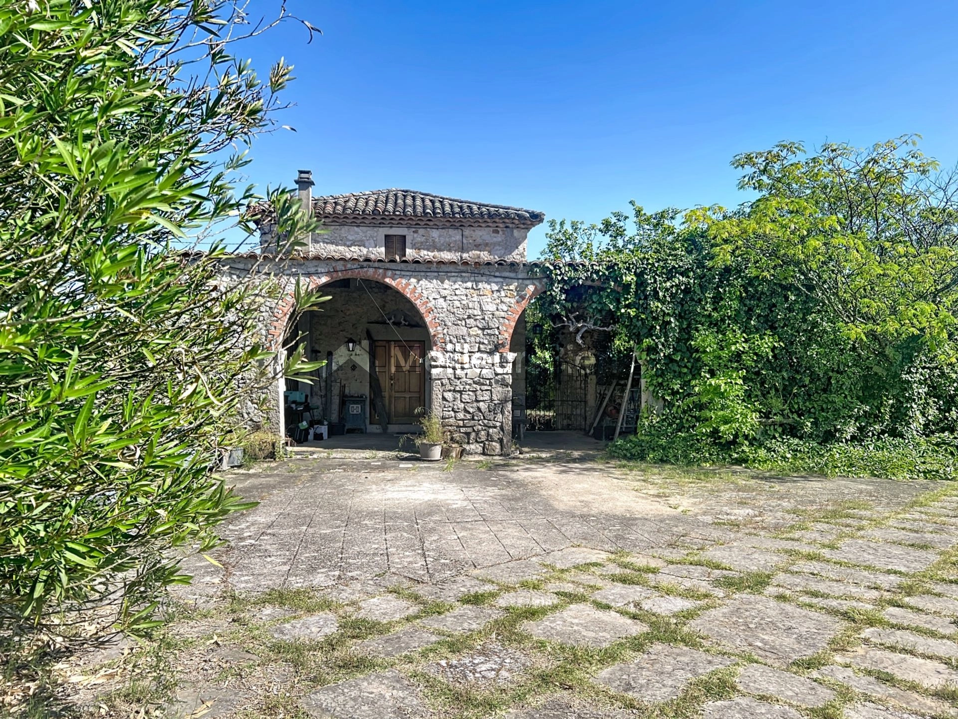 Exclusivité - Sud Ardèche - 07460 - Maison indépendante en pierres 100 m2  – 3 chambres, jardin intimiste et terrasse couverte
