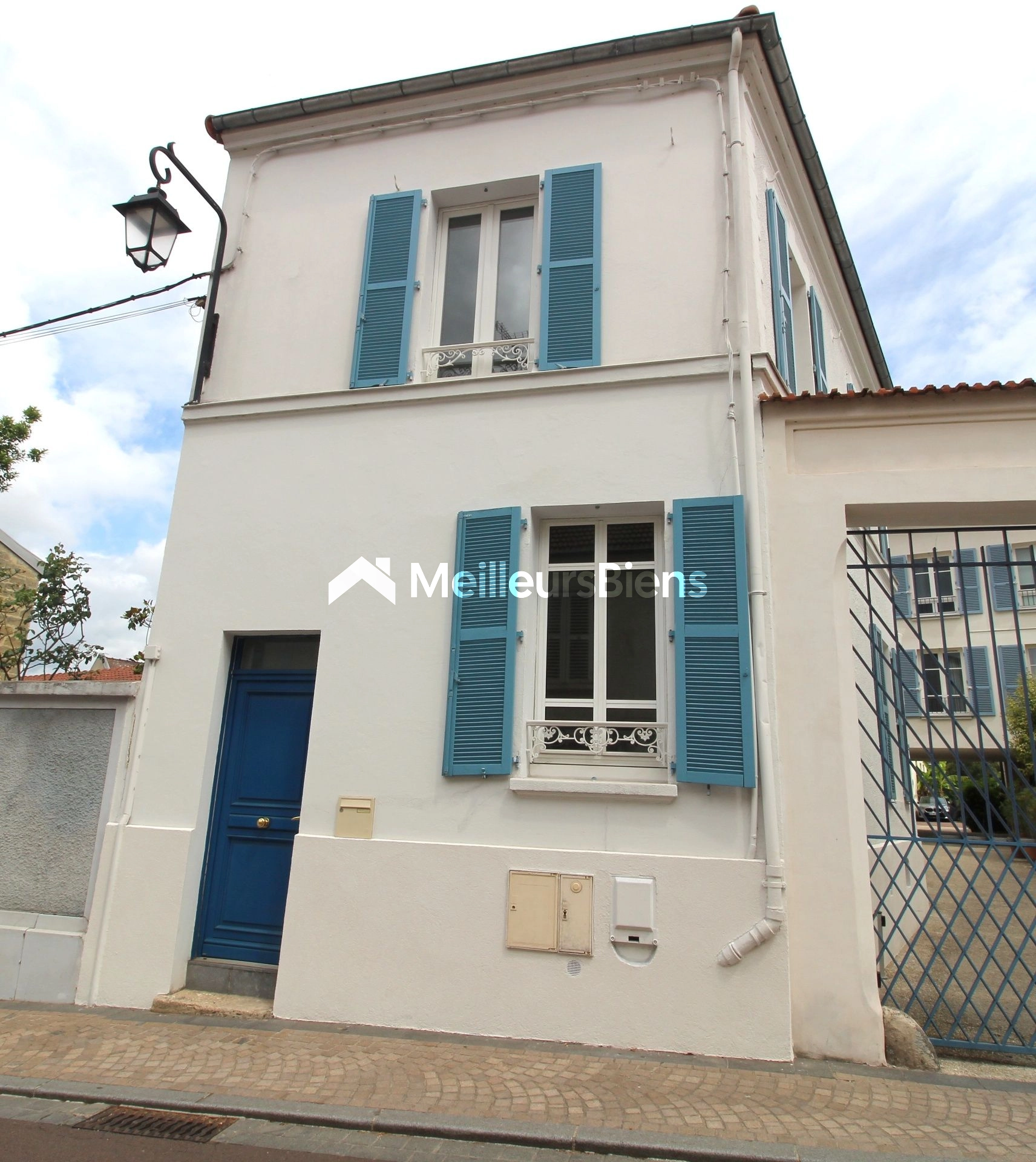 RUEIL-MALMAISON - COEUR DE VILLE - MAISON 93 M² (65 M² CARREZ) - REFAITE A NEUF - 2 CHAMBRES - SOUS-SOL - PARKING EN LOCATION -