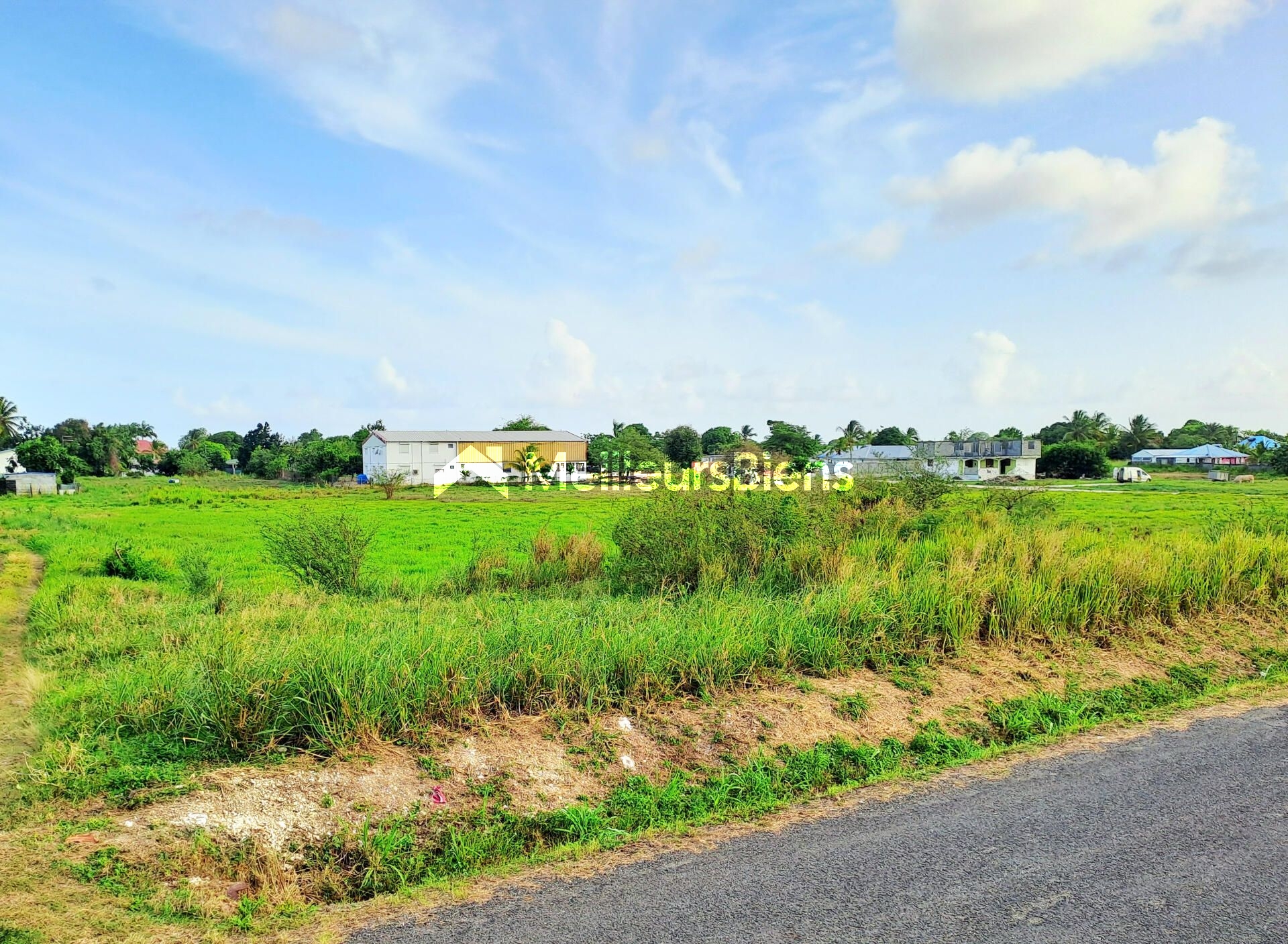 Terrain à bâtir 1 115 m² à Sainte-Anne, accès privé depuis la rue