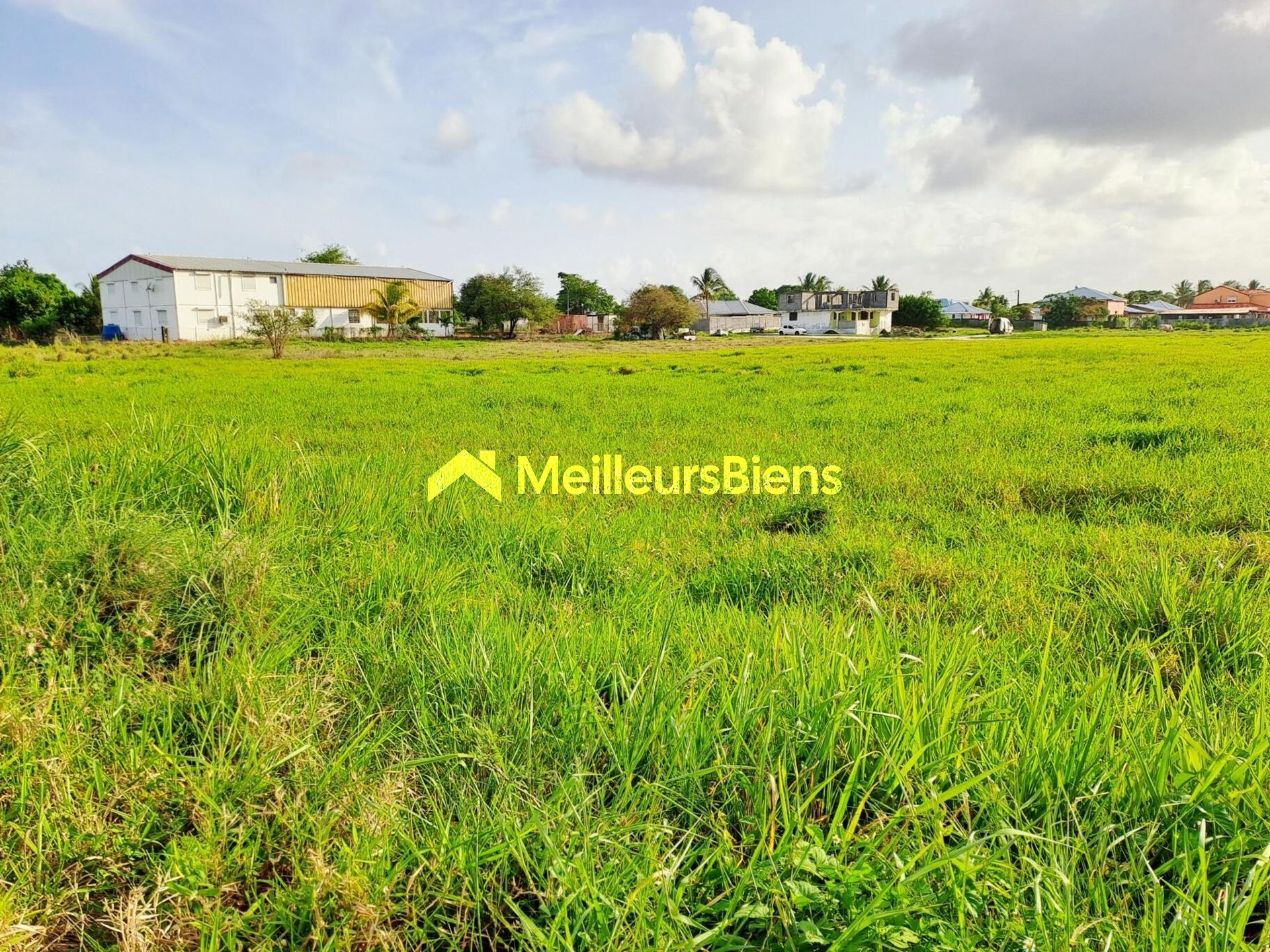 Terrain à bâtir de 1 301 m² à Sainte-Anne accessible voie privée