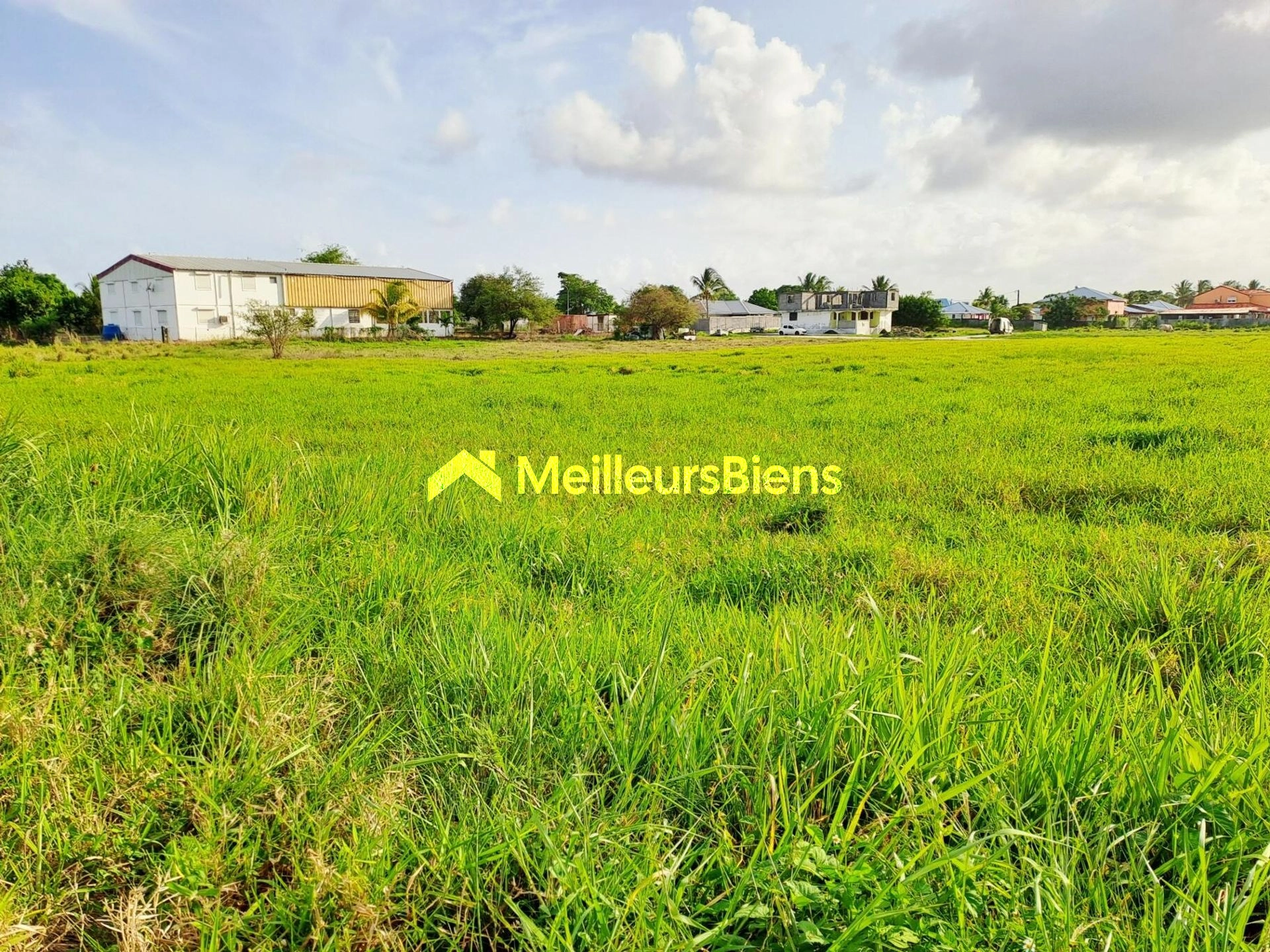 Terrain à bâtir de 1 301 m² à Sainte-Anne accessible voie privée