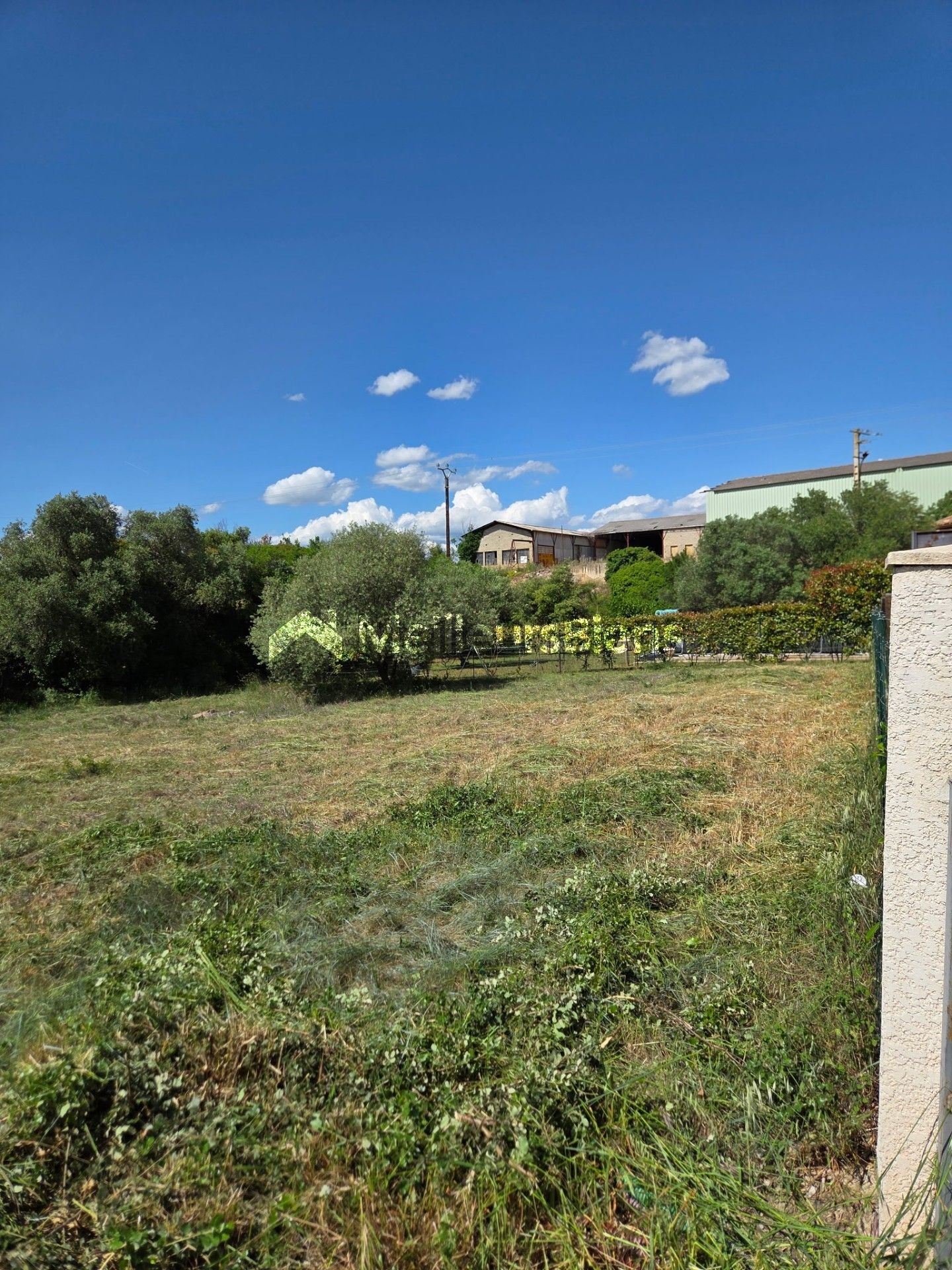 Terrain de 783 m² à Laurens avec chemin d'accès privé