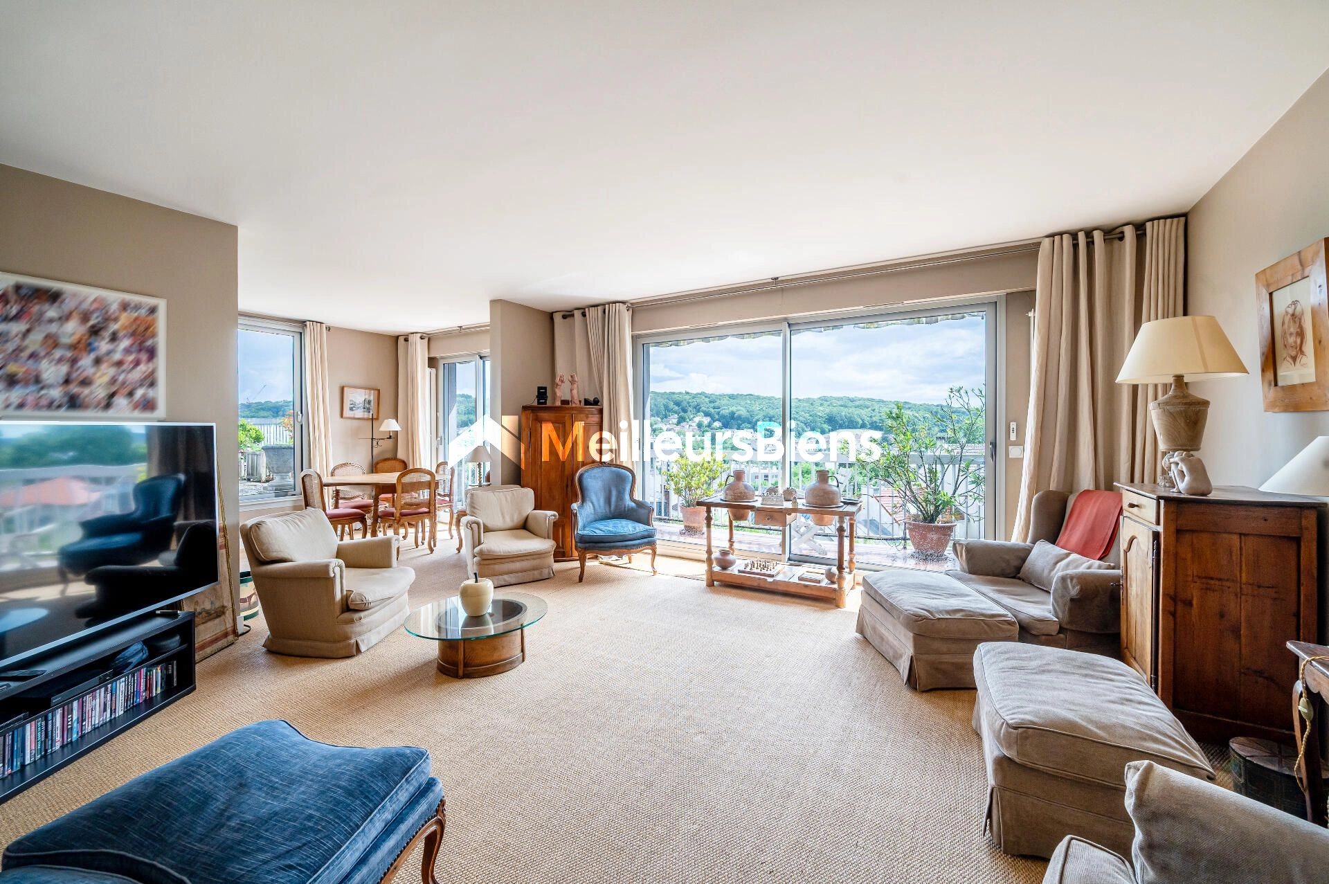 Dernier étage avec terrasse de 100 m², balcons de 24 m² et vues imprenables – Rare à Sèvres