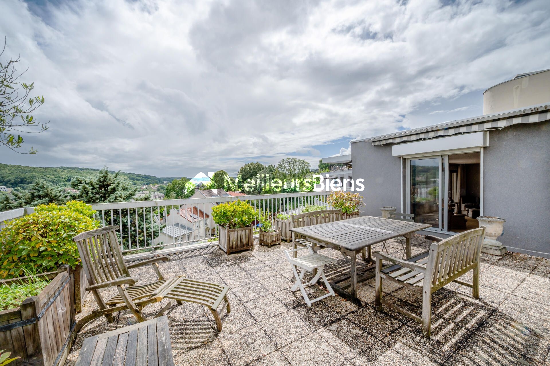 Dernier étage avec terrasse de 100 m², balcons de 24 m² et vues imprenables – Rare à Sèvres