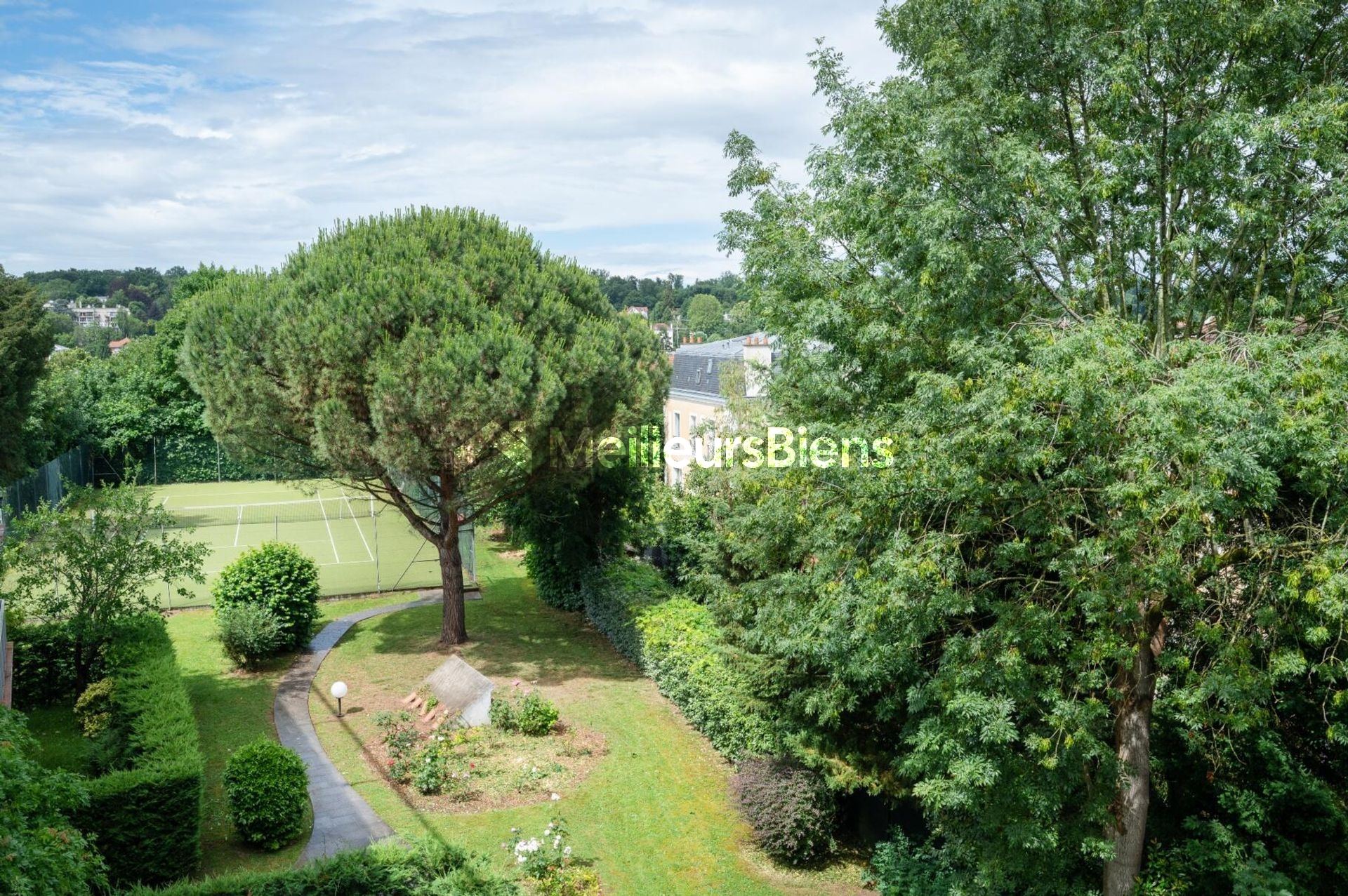 Dernier étage avec terrasse de 100 m², balcons de 24 m² et vues imprenables – Rare à Sèvres