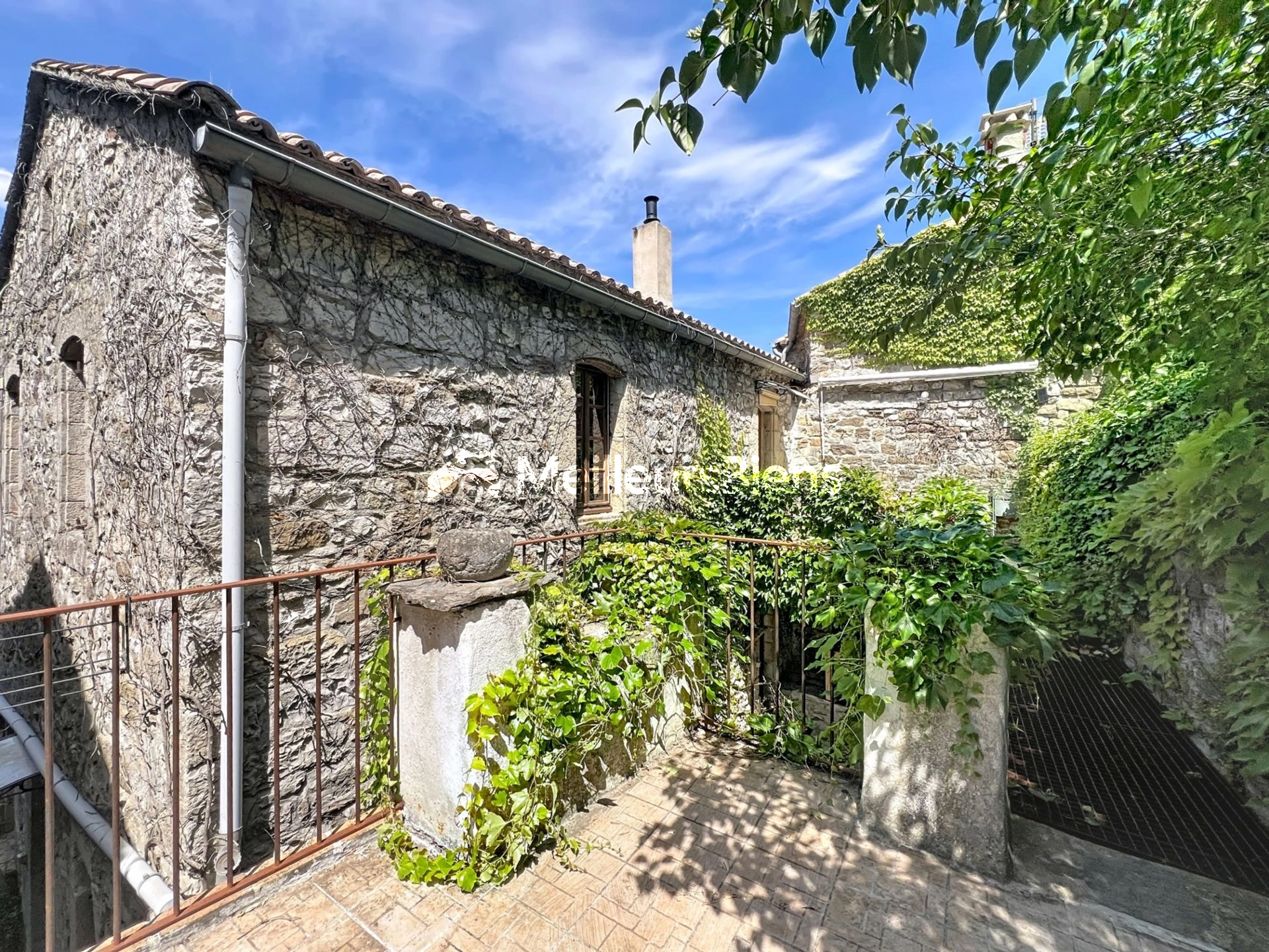 Exclusivité - Les Vans (07140) : Authentique maison de village en pierre avec cour, terrasse et dépendance