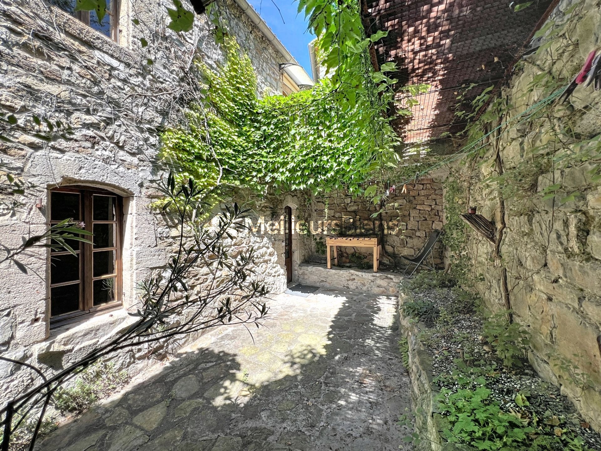 Exclusivité - Les Vans (07140) : Authentique maison de village en pierre avec cour, terrasse et dépendance