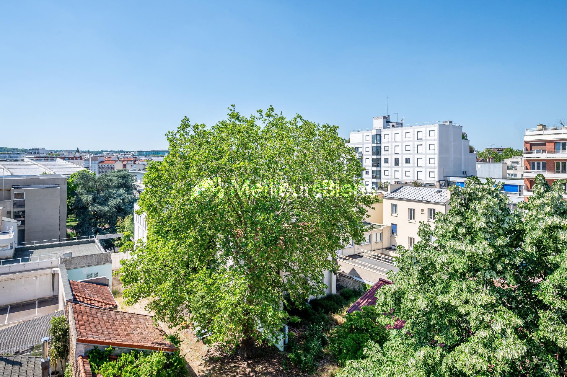 Appartement calme et lumineux, proche métro et commerces.