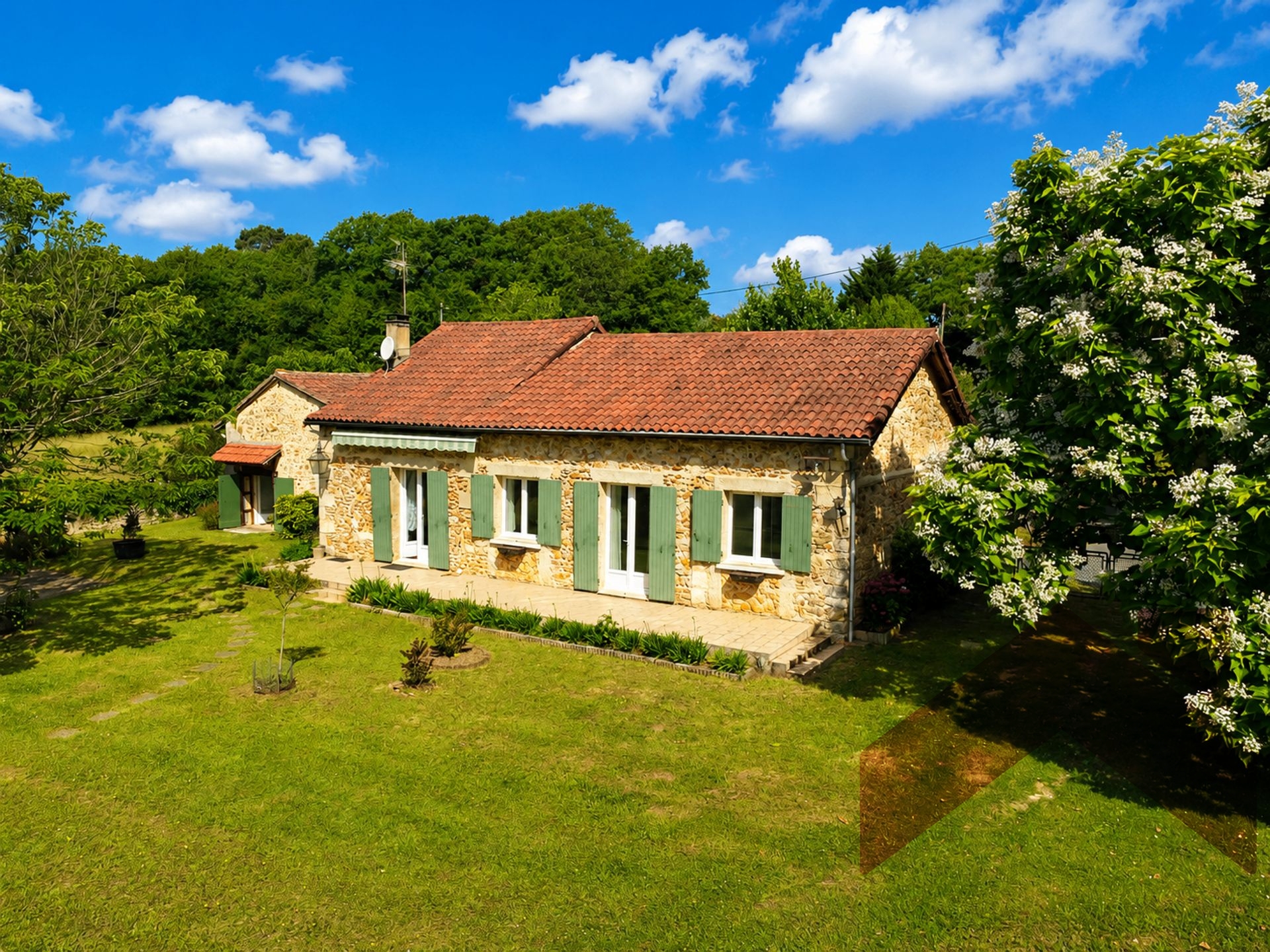 Maison de charme en pierre avec 1,4 hectares – Douville (24140)