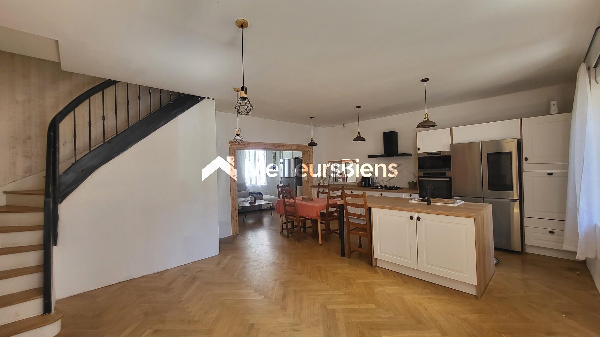 Cours 69470 maison de 140 m² avec 3 chambres et terrain de 200 m²