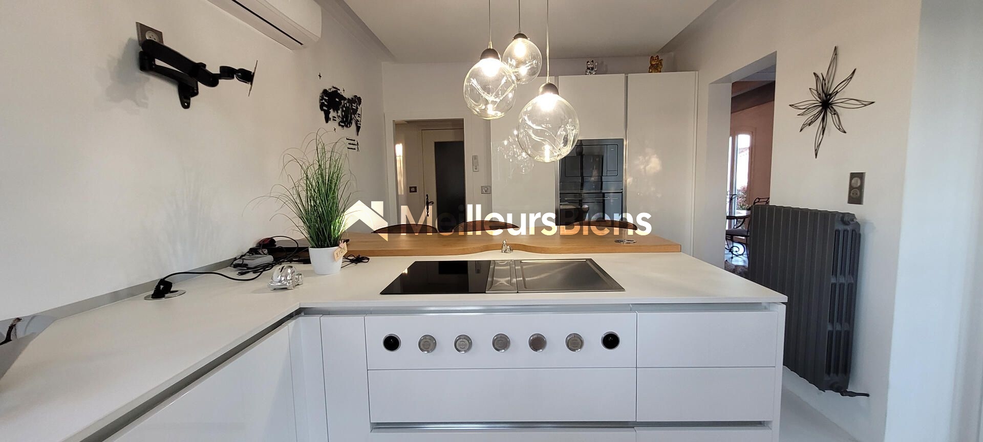 Maison de standing, entièrement restaurée de  167 m² à Pont-Saint-Esprit, terrain 2620 m², piscine, Gîte, sous sol et garage indépendant.