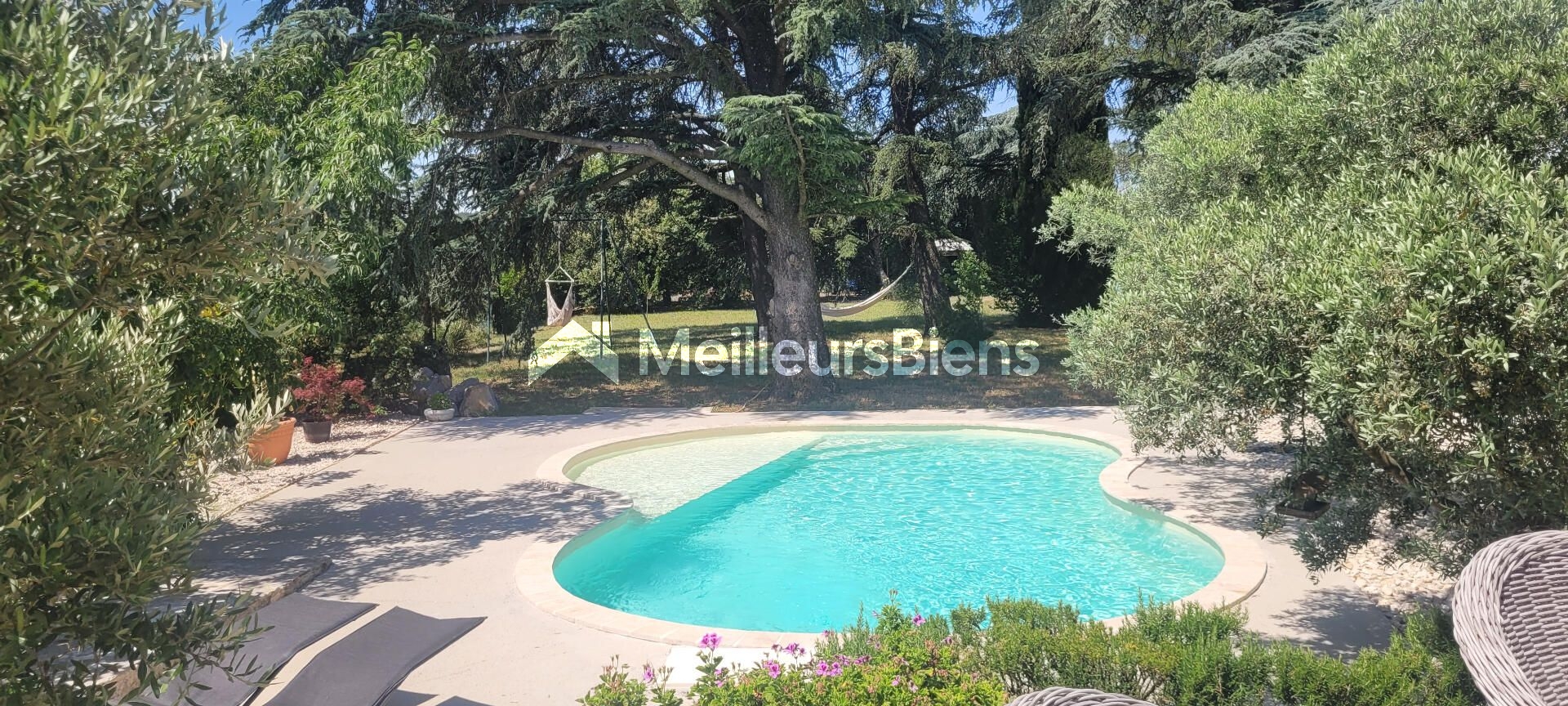 Maison de standing, entièrement restaurée de  167 m² à Pont-Saint-Esprit, terrain 2620 m², piscine, Gîte, sous sol et garage indépendant.