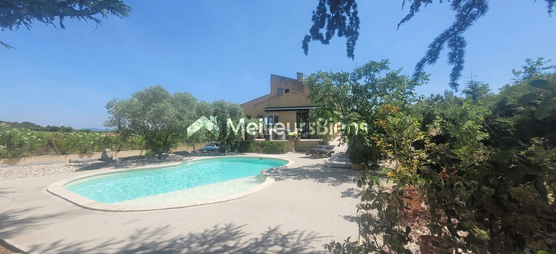 Maison de standing, entièrement restaurée de  167 m² à Pont-Saint-Esprit, terrain 2620 m², piscine, Gîte, sous sol et garage indépendant.