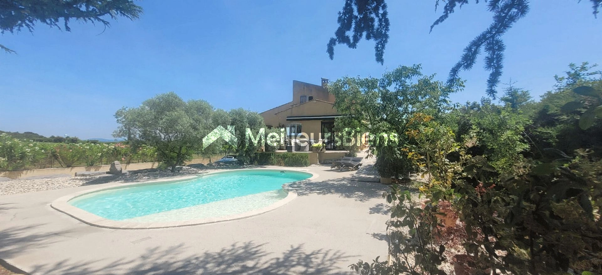 Maison de standing, entièrement restaurée de  167 m² à Pont-Saint-Esprit, terrain 2620 m², piscine, Gîte, sous sol et garage indépendant.