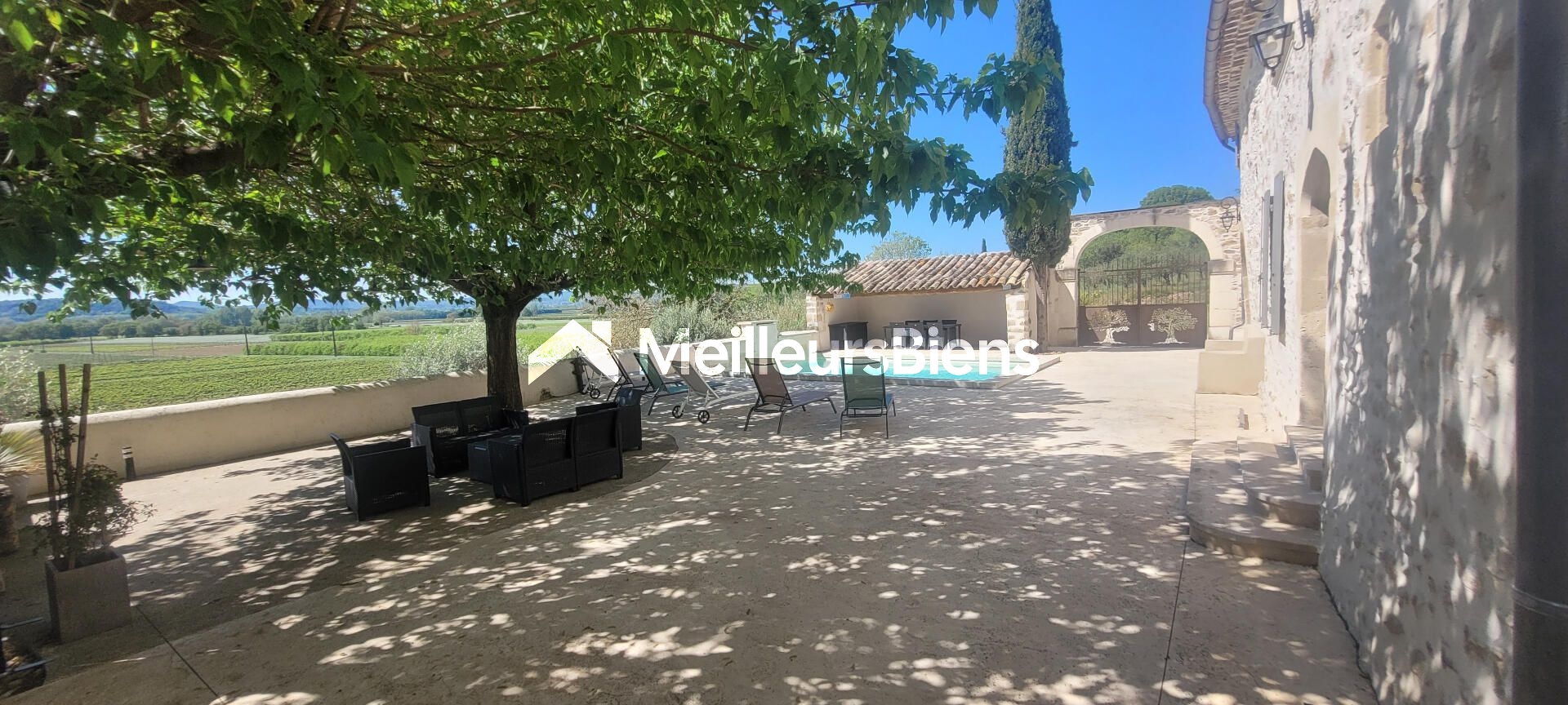 Propriété en pierre 427 m² à Saint-Just-d'Ardèche avec 2 gîtes 5*