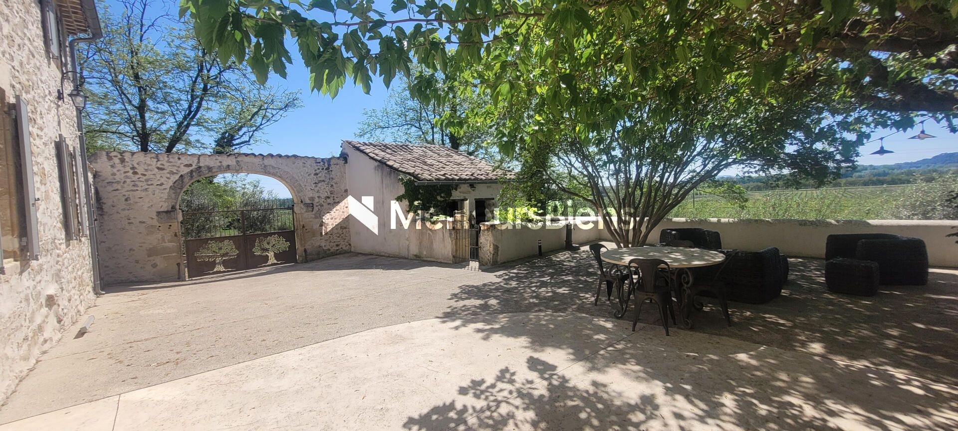 Propriété en pierre 427 m² à Saint-Just-d'Ardèche avec 2 gîtes 5*