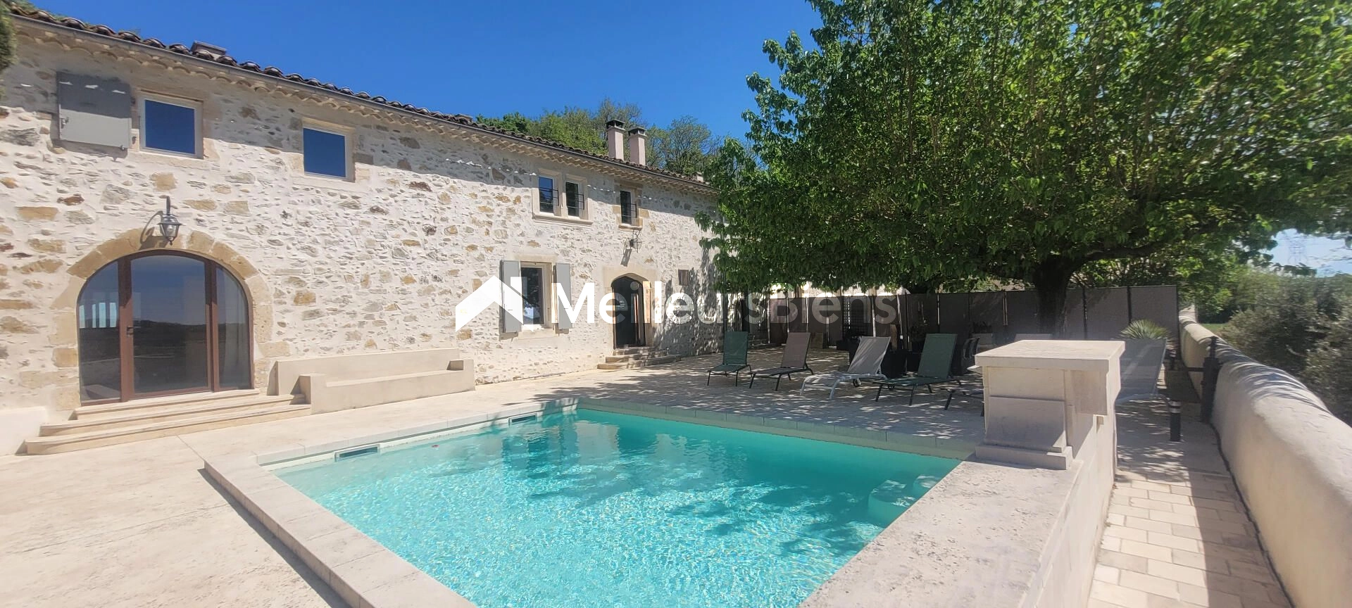 Propriété en pierre 427 m² à Saint-Just-d'Ardèche avec 2 gîtes 5*