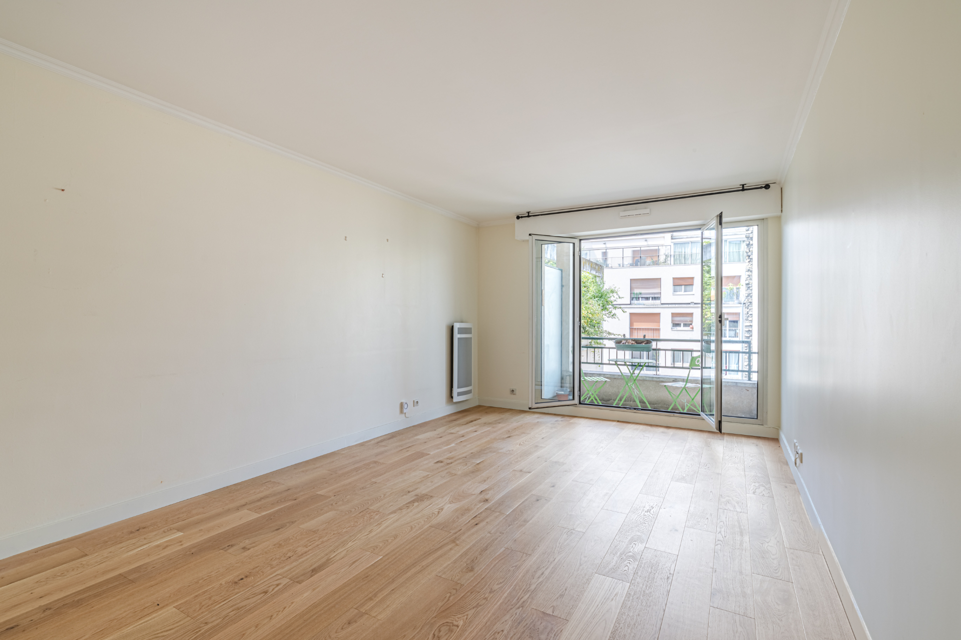 Paris 10e – Cour des Petites Écuries – 2 pièces au calme avec balcon, cave et parking