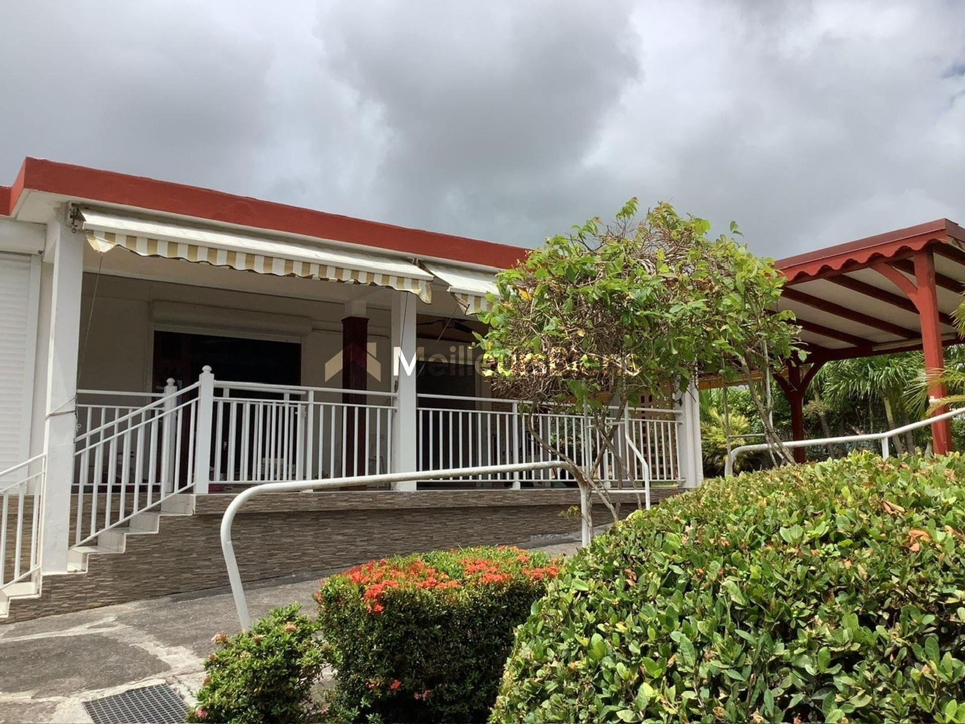 A VENDRE SPACIEUSE VILLA T7 DE PLAIN PIED AVEC GRANDS ESPACES ET TERRASSES SUR 1122 M² DE TERRAIN ARBORE