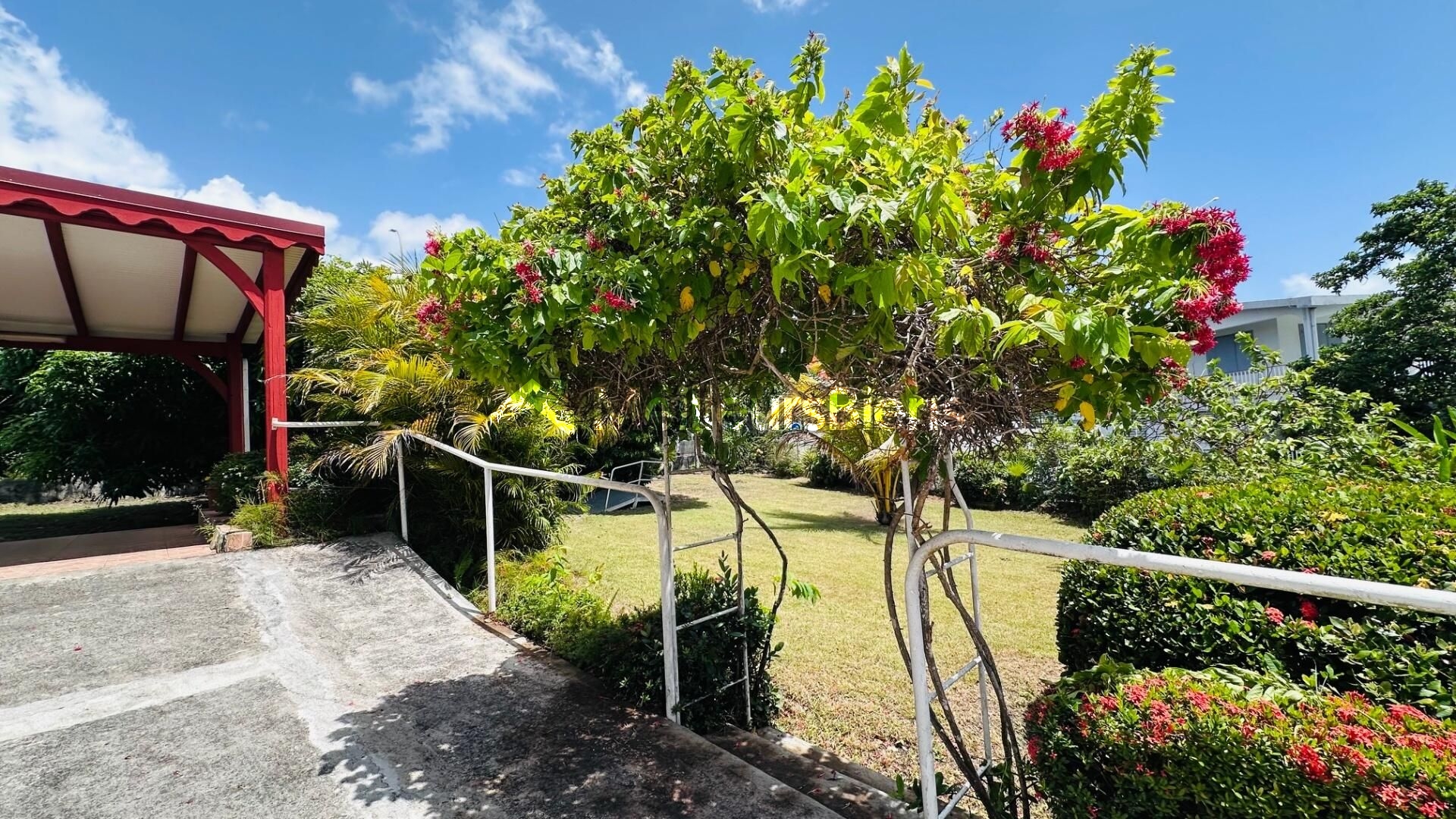 A VENDRE SPACIEUSE VILLA T7 DE PLAIN PIED AVEC GRANDS ESPACES ET TERRASSES SUR 1122 M² DE TERRAIN ARBORE