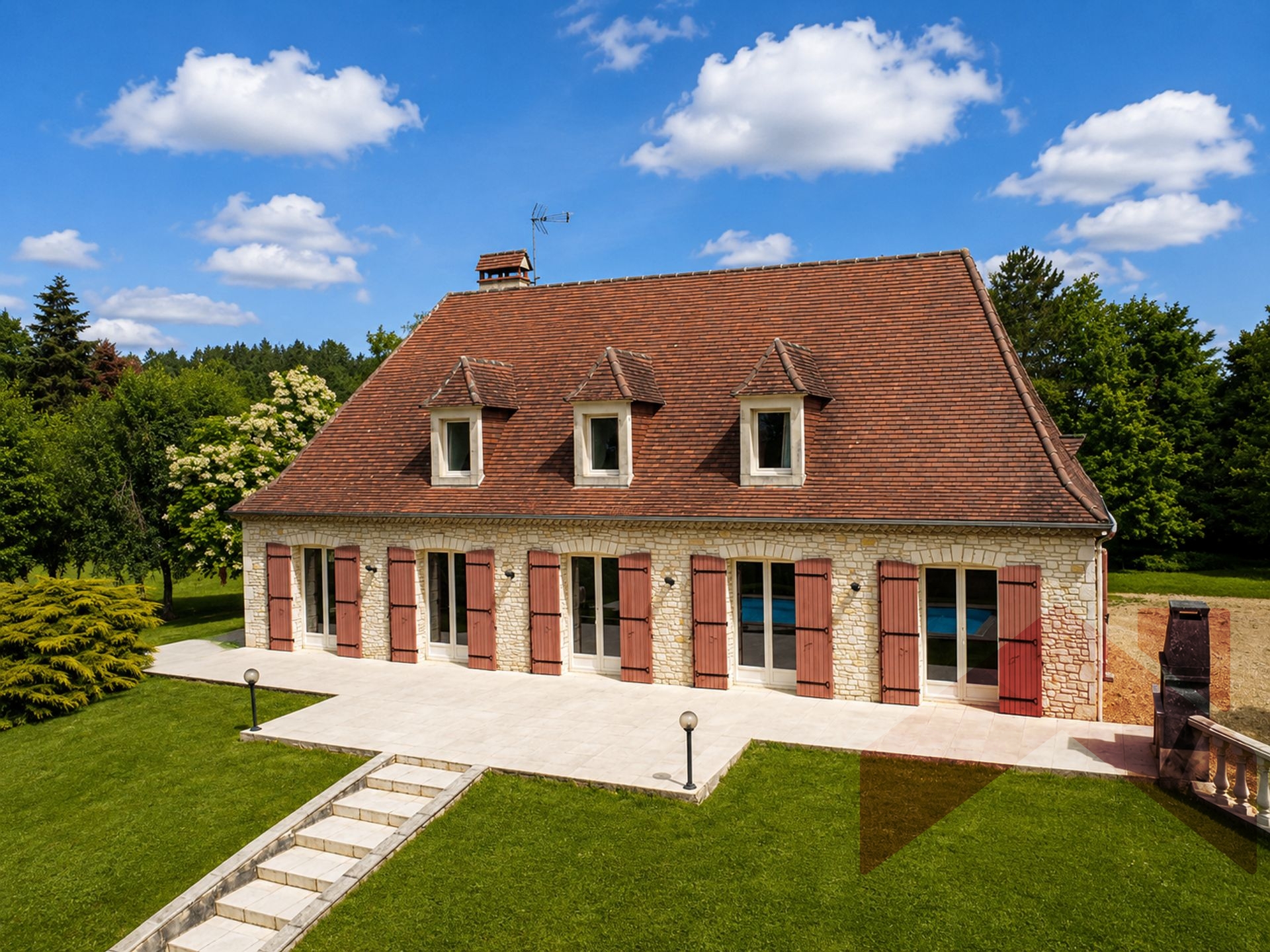 Lembras – Élégante propriété familiale avec piscine, dépendance et parc arboré de 1,6 hectare