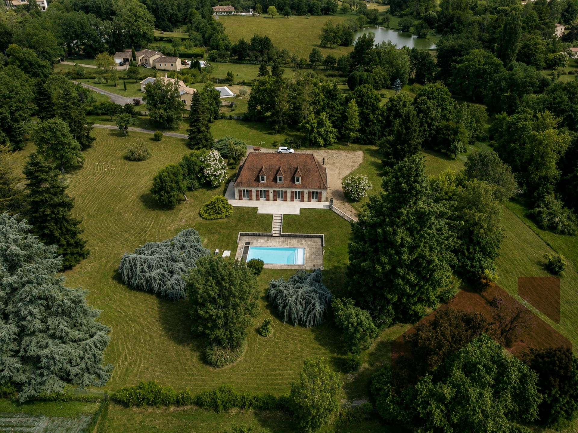 Lembras – Élégante propriété familiale avec piscine, dépendance et parc arboré de 1,6 hectare